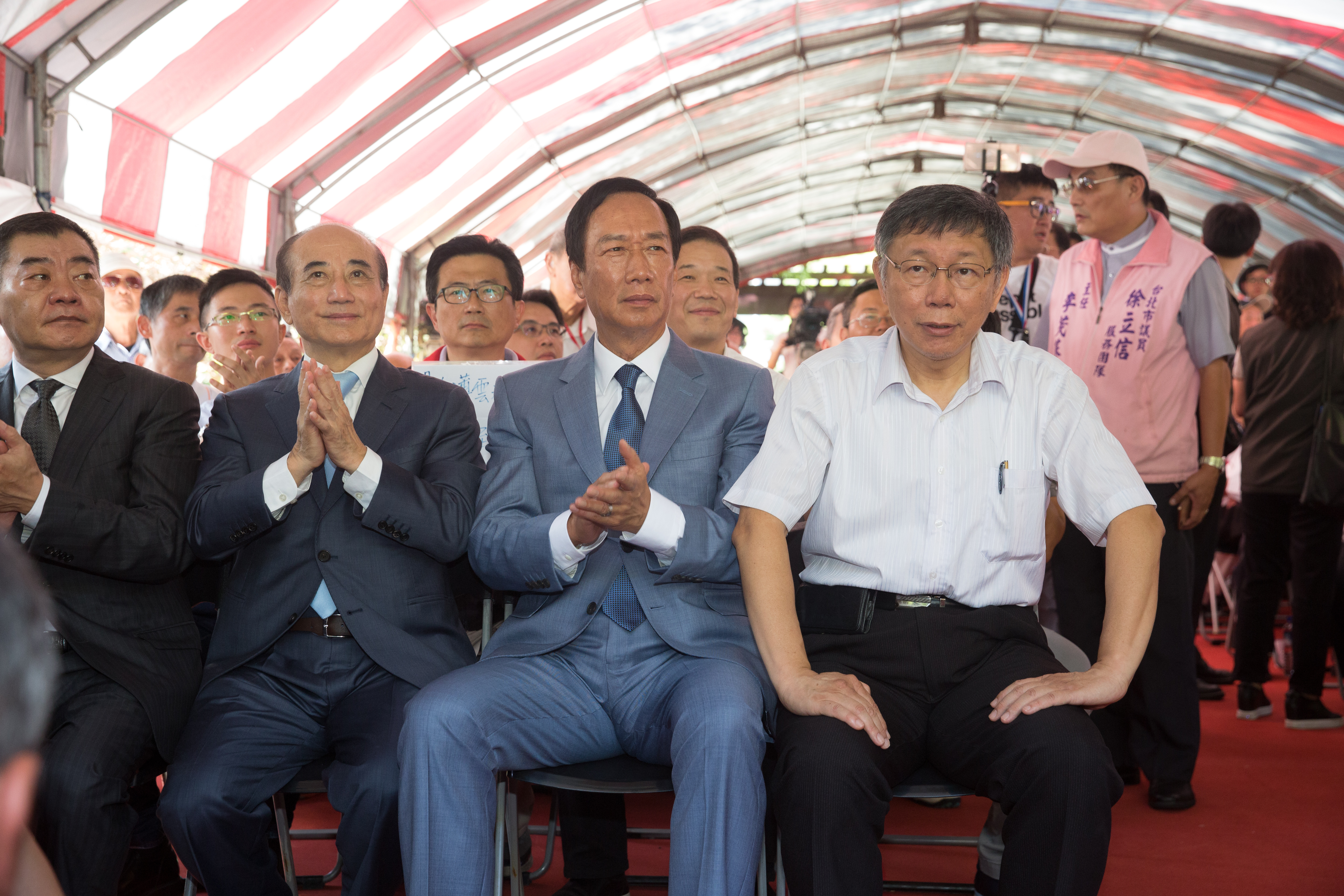 資深媒體人李艷秋指出，郭台銘、柯文哲、王金平3人在823合體媒體效果百分百，但在拍照快閃後，音樂會頓時人走景涼。
