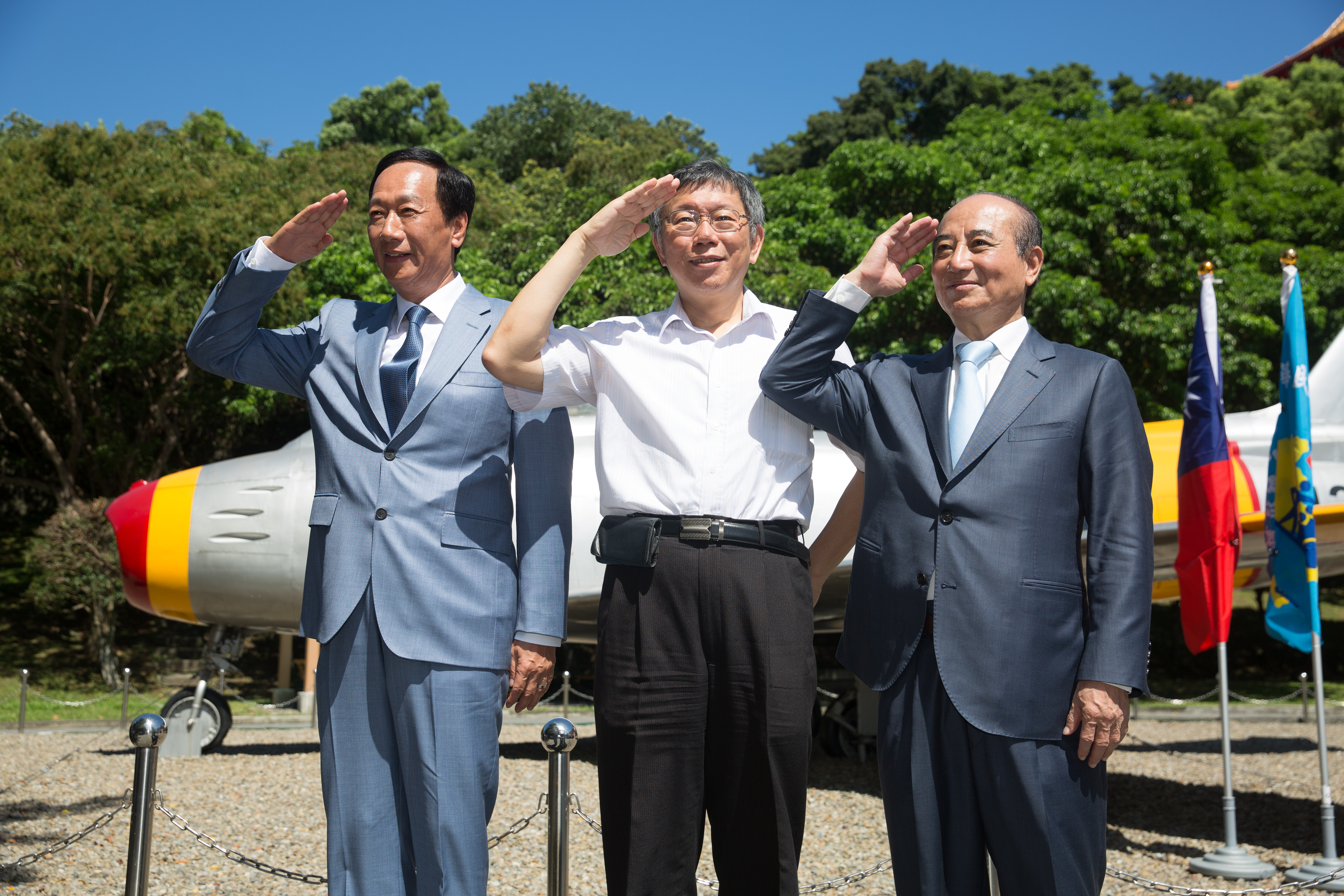 郭台銘、柯文哲、王金平23日共同出席「823砲戰紀念音樂響宴」，資深媒體人李艷秋批評「當3人行舉手禮的時候，我沒看到智仁勇，只看到貪嗔癡」。