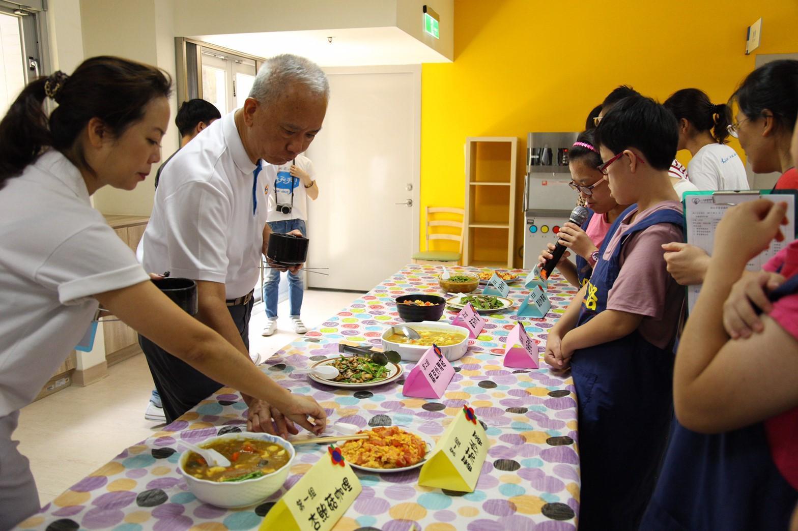 魏應充於現場傾聽孩子們的想法,並依序品嘗成品。(翻攝自來自永靖的老園丁-魏應充FB粉絲頁)