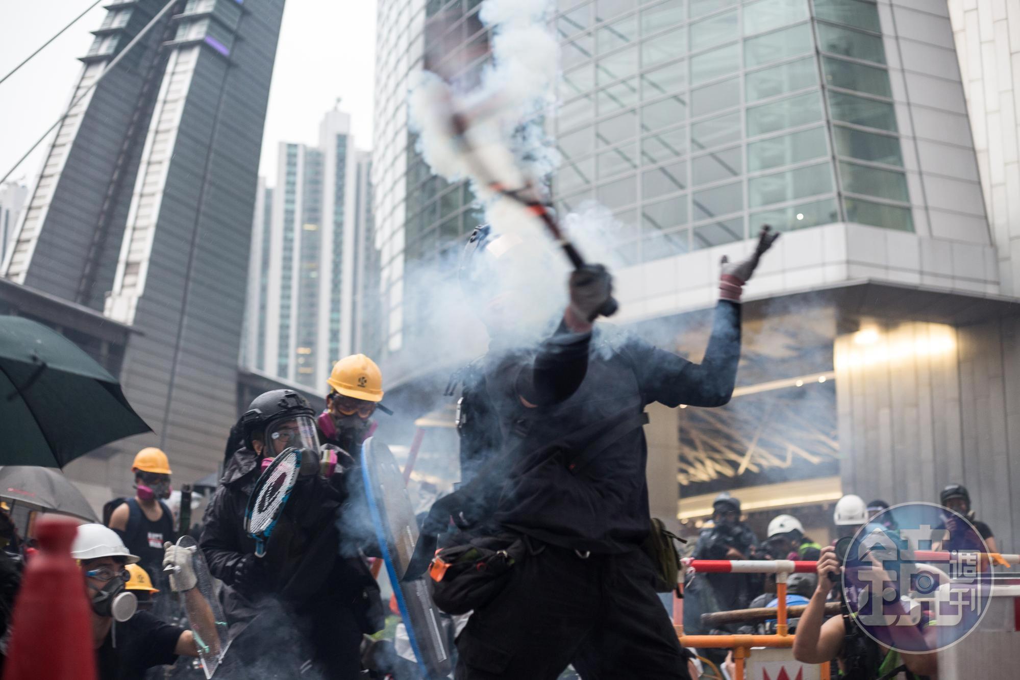 面對催淚彈，示威者不再只是澆熄撲滅，嘗試把其送還警方是現在面對催淚彈的態度。