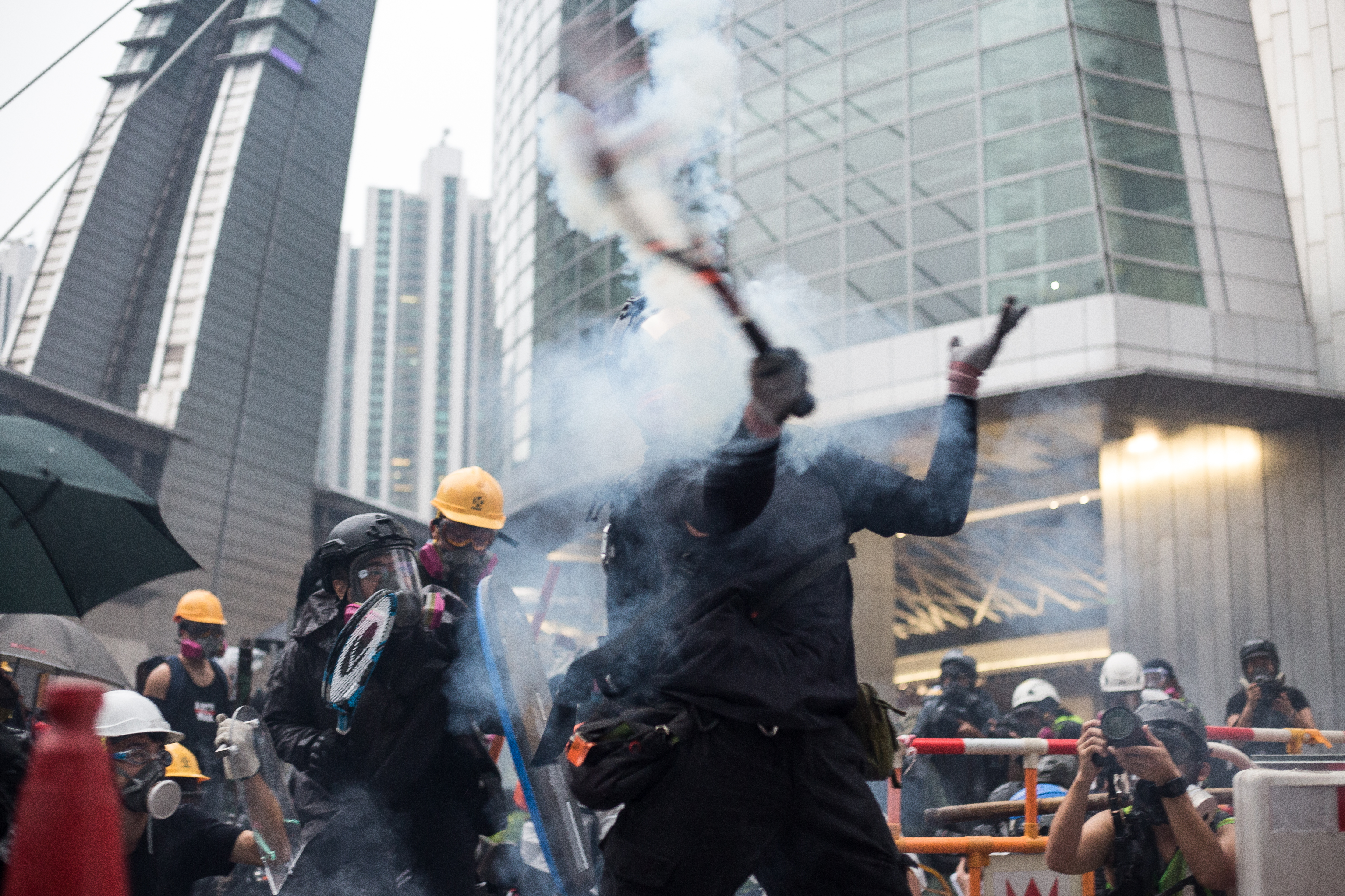 面對催淚彈，示威者不再只是澆熄撲滅，嘗試把其送還警方是現在面對催淚彈的態度。