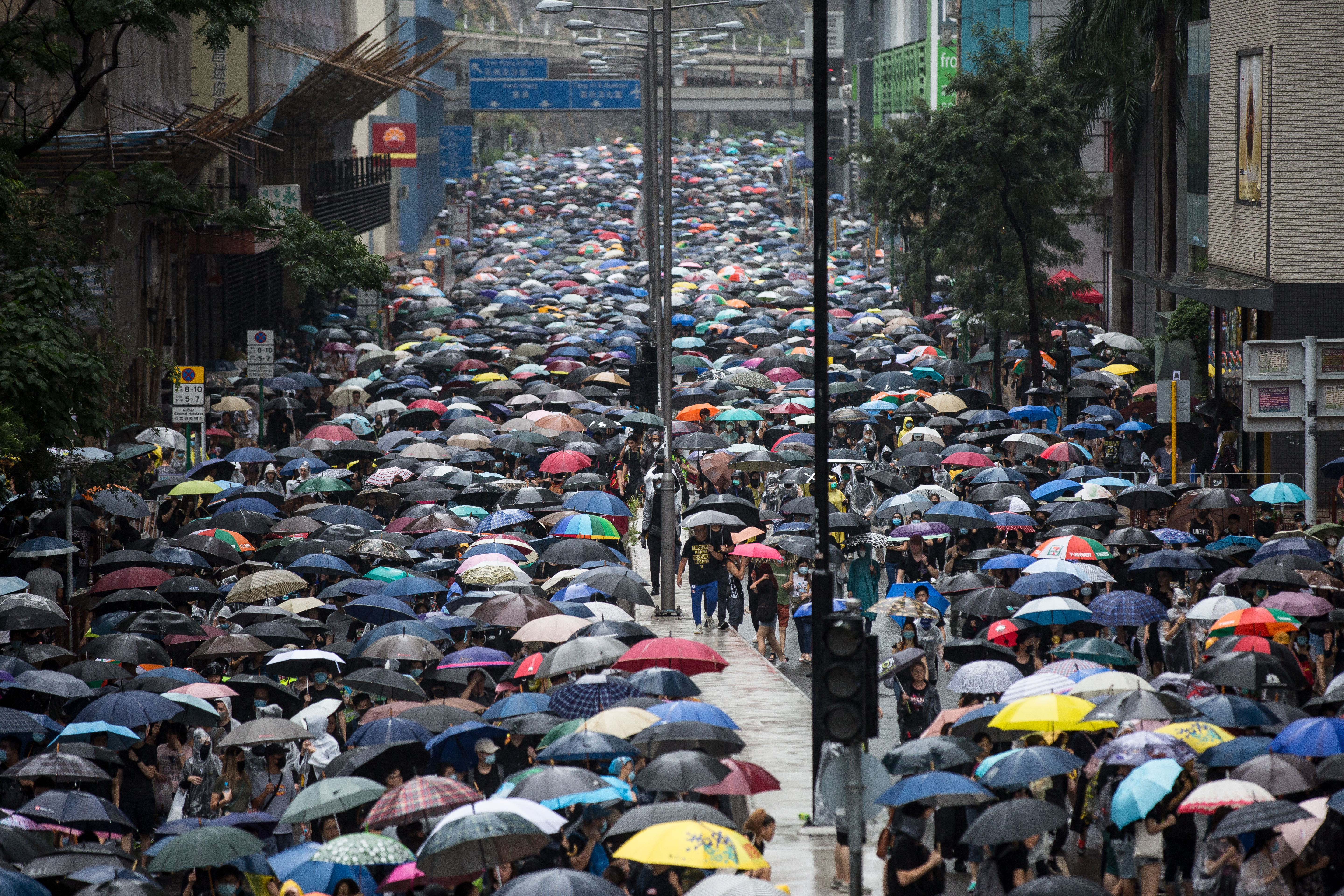 遊行人士不畏大雨，填滿整個楊屋道至葵福路