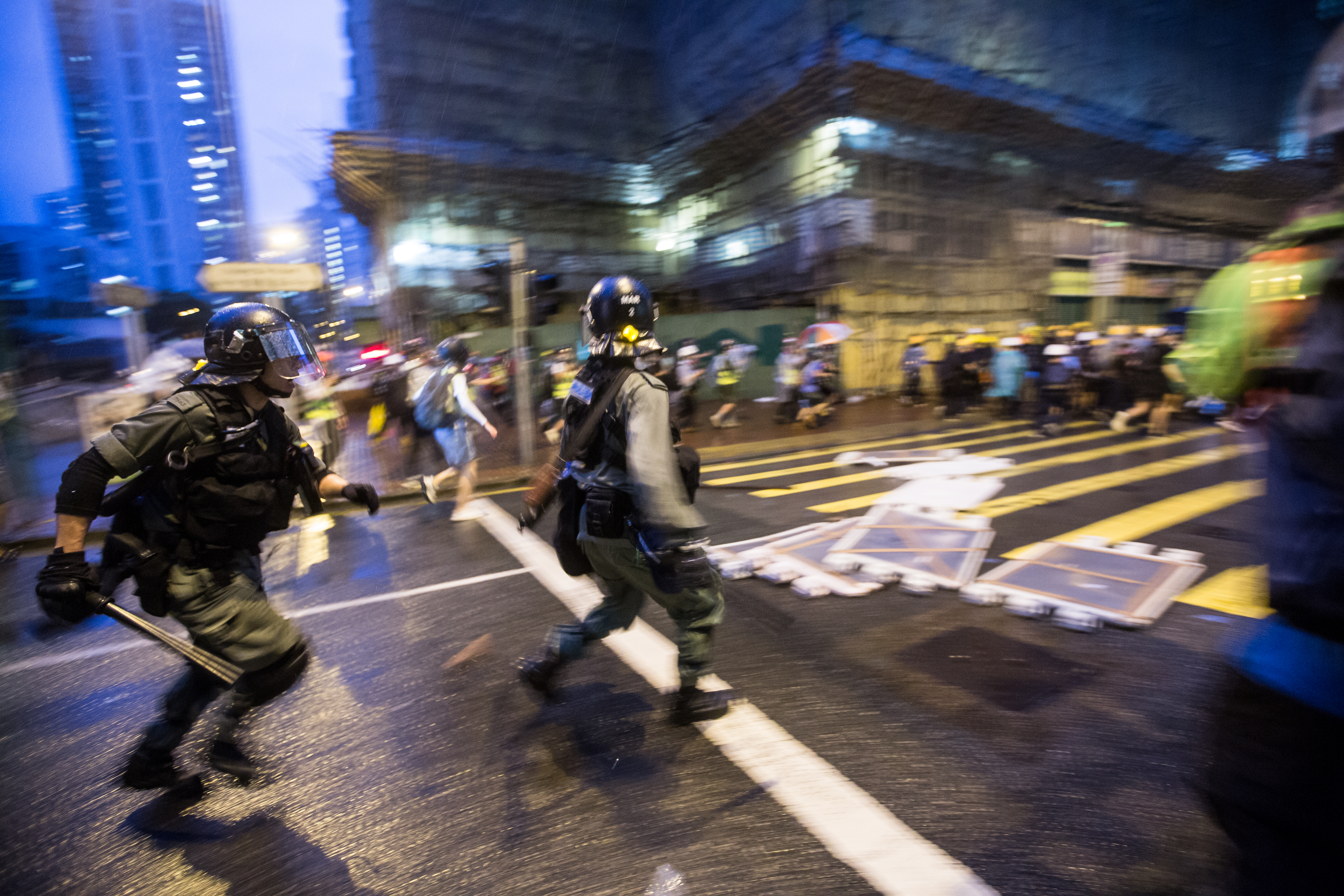 警方發動快攻突進追擊散逃的示威者。