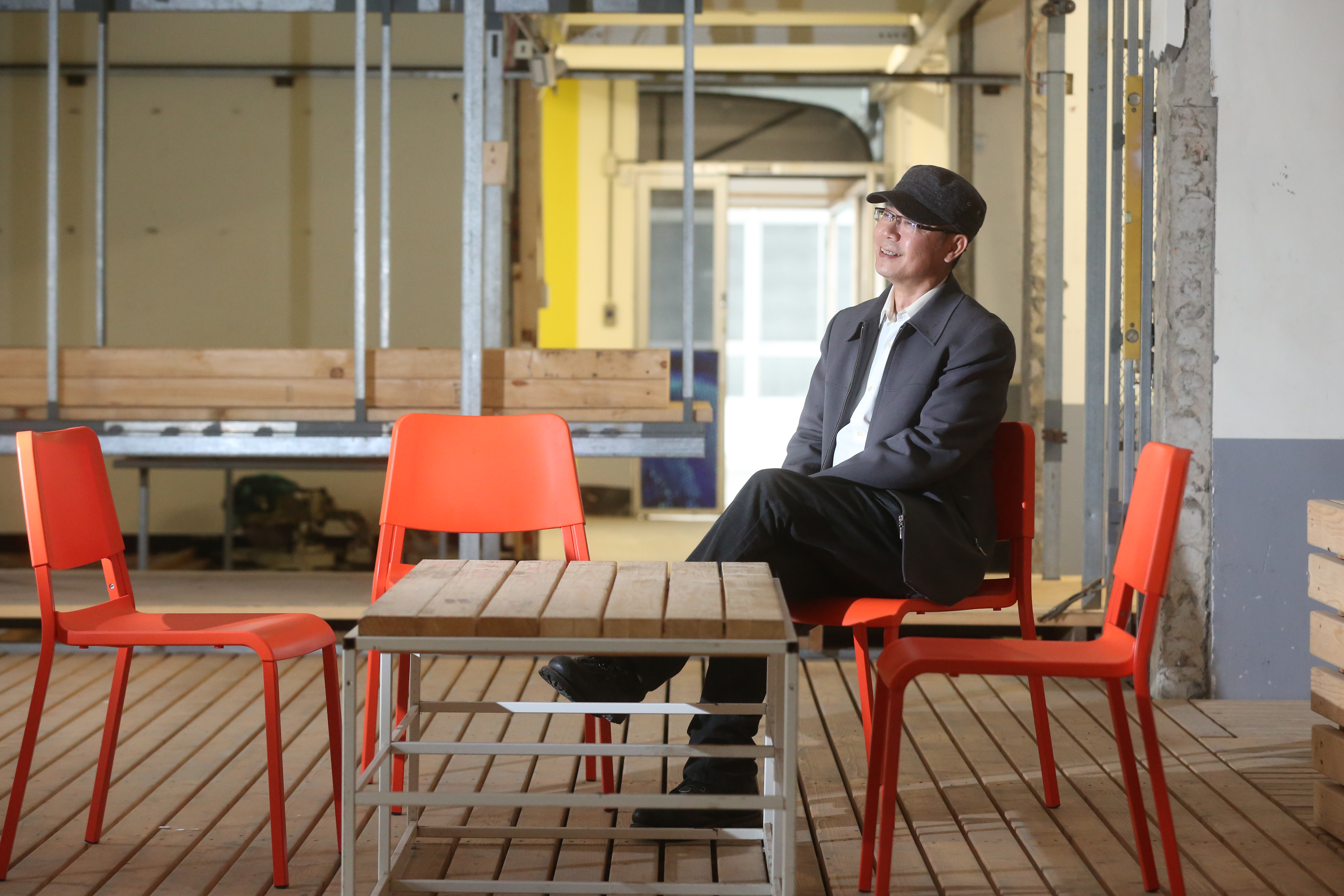 龔卓軍坐在建築繁殖場為當代文化實驗場打造的空間。建築繁殖場和呂理煌老師，也是他剛進南藝大教書時，最早接觸到的藝術團體之一。