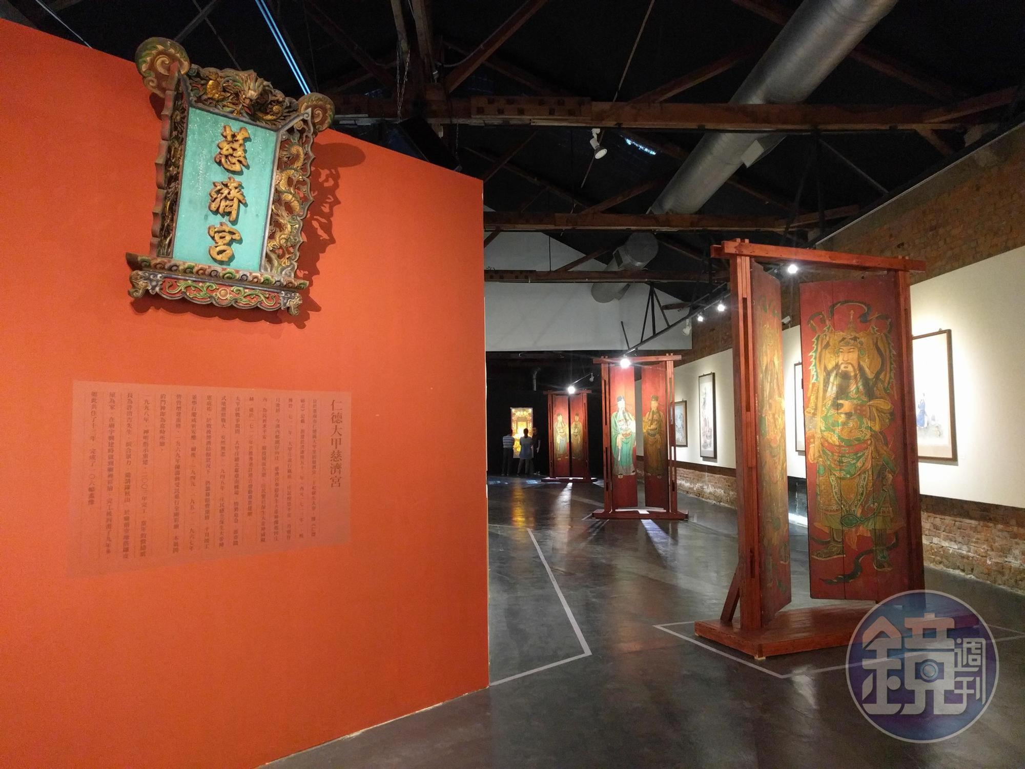 策展團隊向仁德大甲慈濟宮借來舊廟牌與已故國寶級畫師陳壽彝畫的門神。
