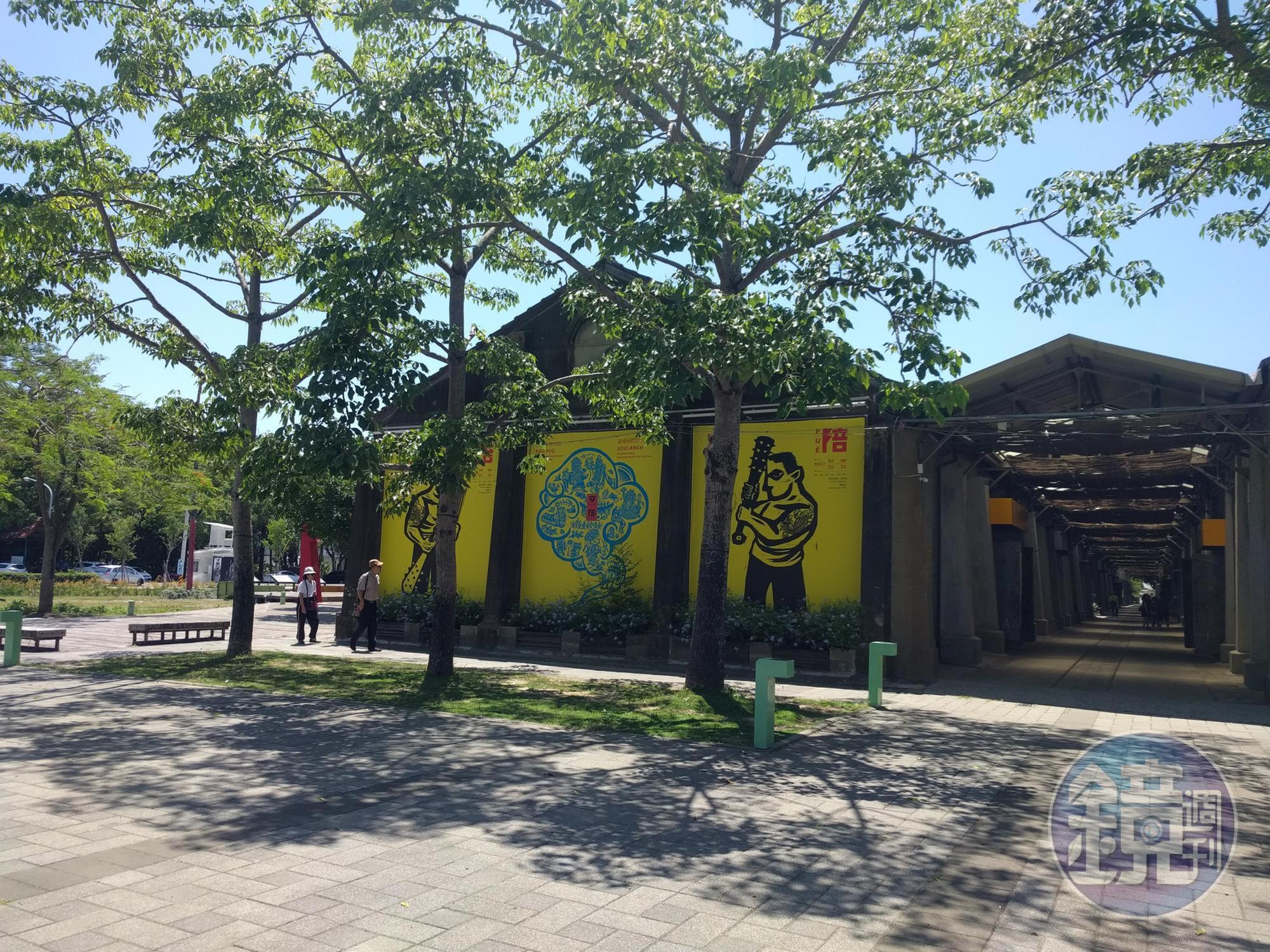 龔卓軍策畫每檔展覽中，幾乎都有超大型輸出的主視覺。圖為「近未來的交陪」展覽在舊糖廠的外觀。