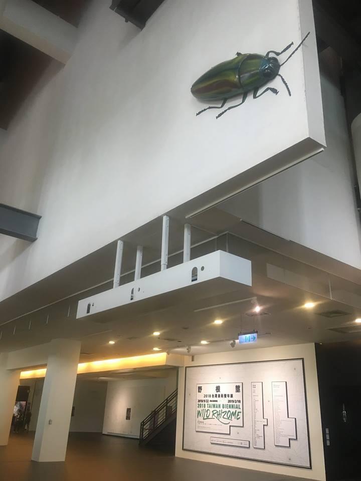 龔卓軍在去年「野根莖」的展覽中，放置了10隻大型吉丁蟲模型當作動線指引，希望跟觀眾對話。翻攝自國立台灣美術館臉書