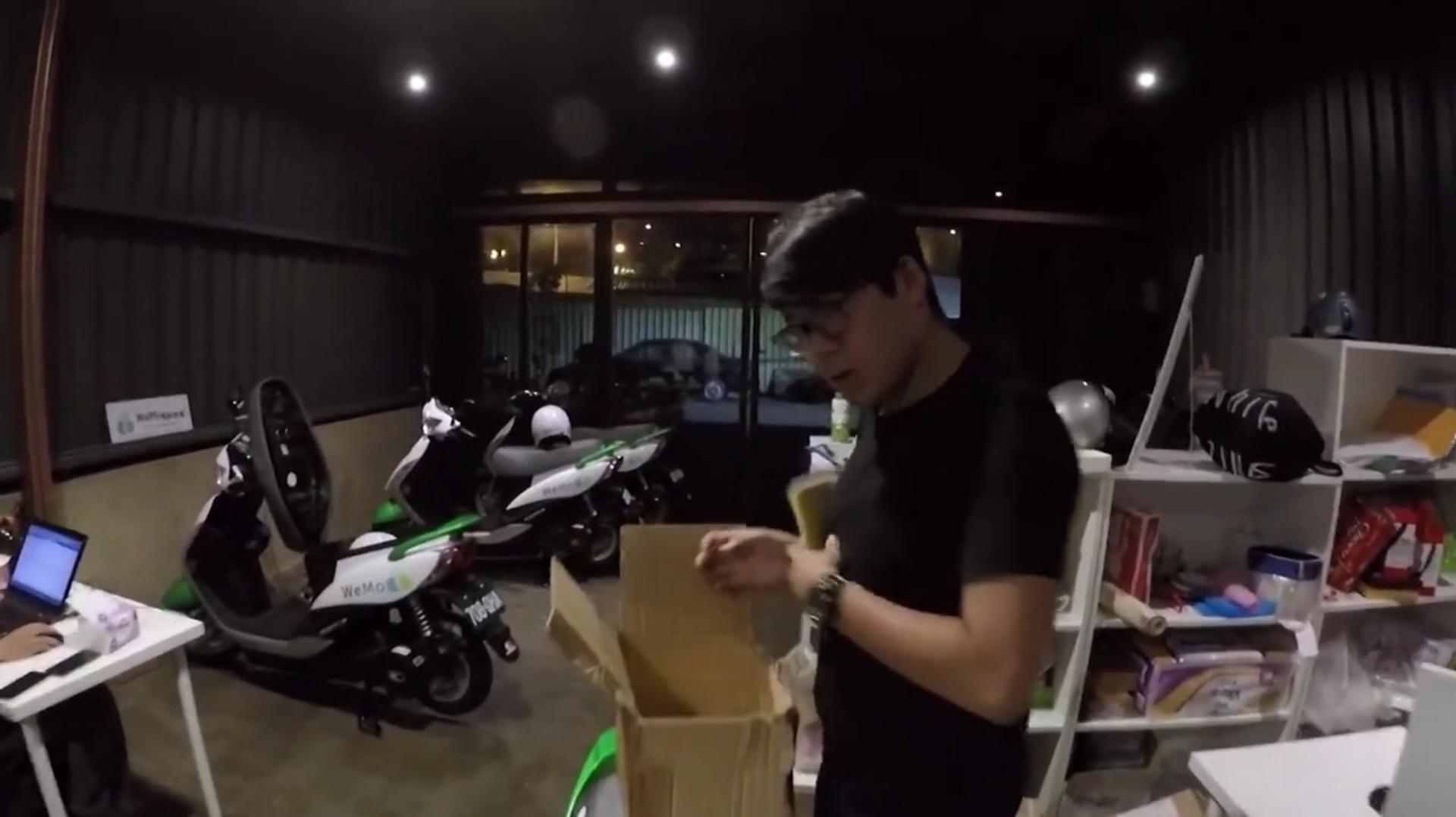 WeMo Scooter於2015年10月創立,從北市民權西路巷內的改造鐵皮車庫起家。(WeMo提供)