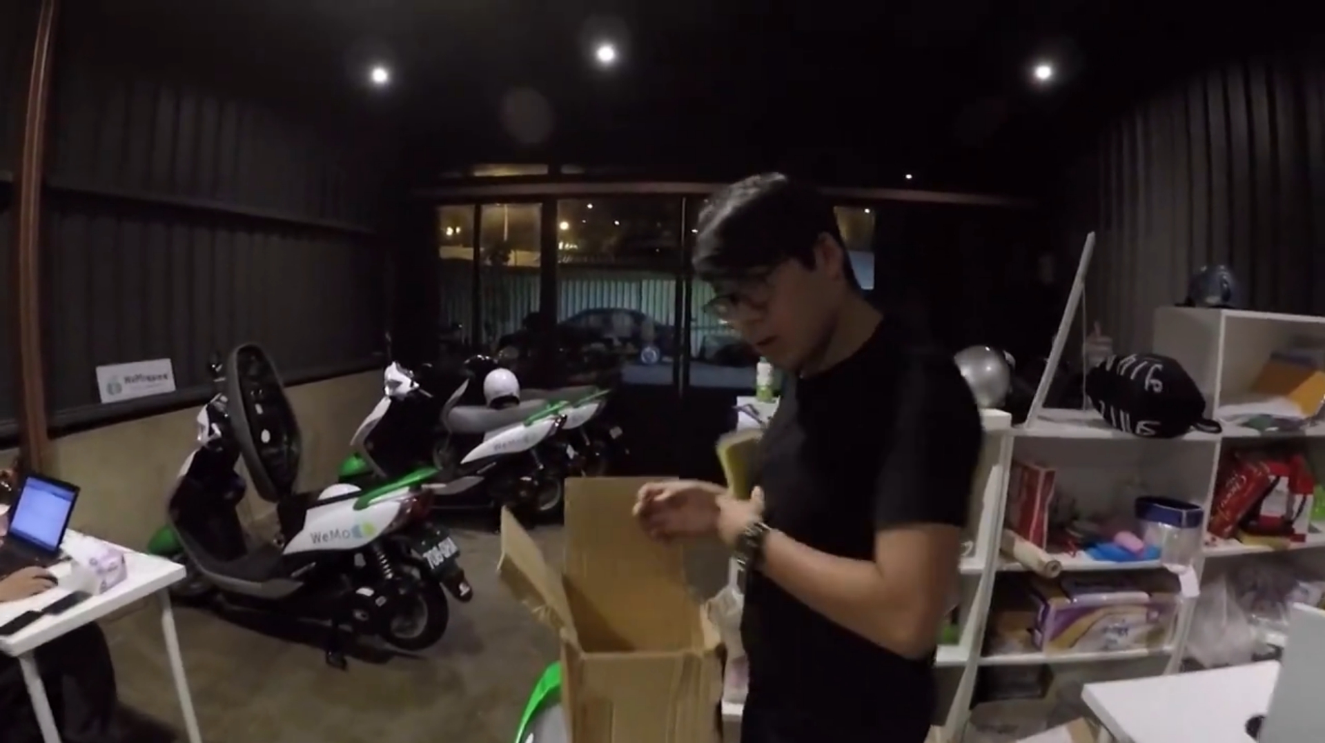 WeMo Scooter於2015年10月創立，從北市民權西路巷內的改造鐵皮車庫起家。（WeMo提供）