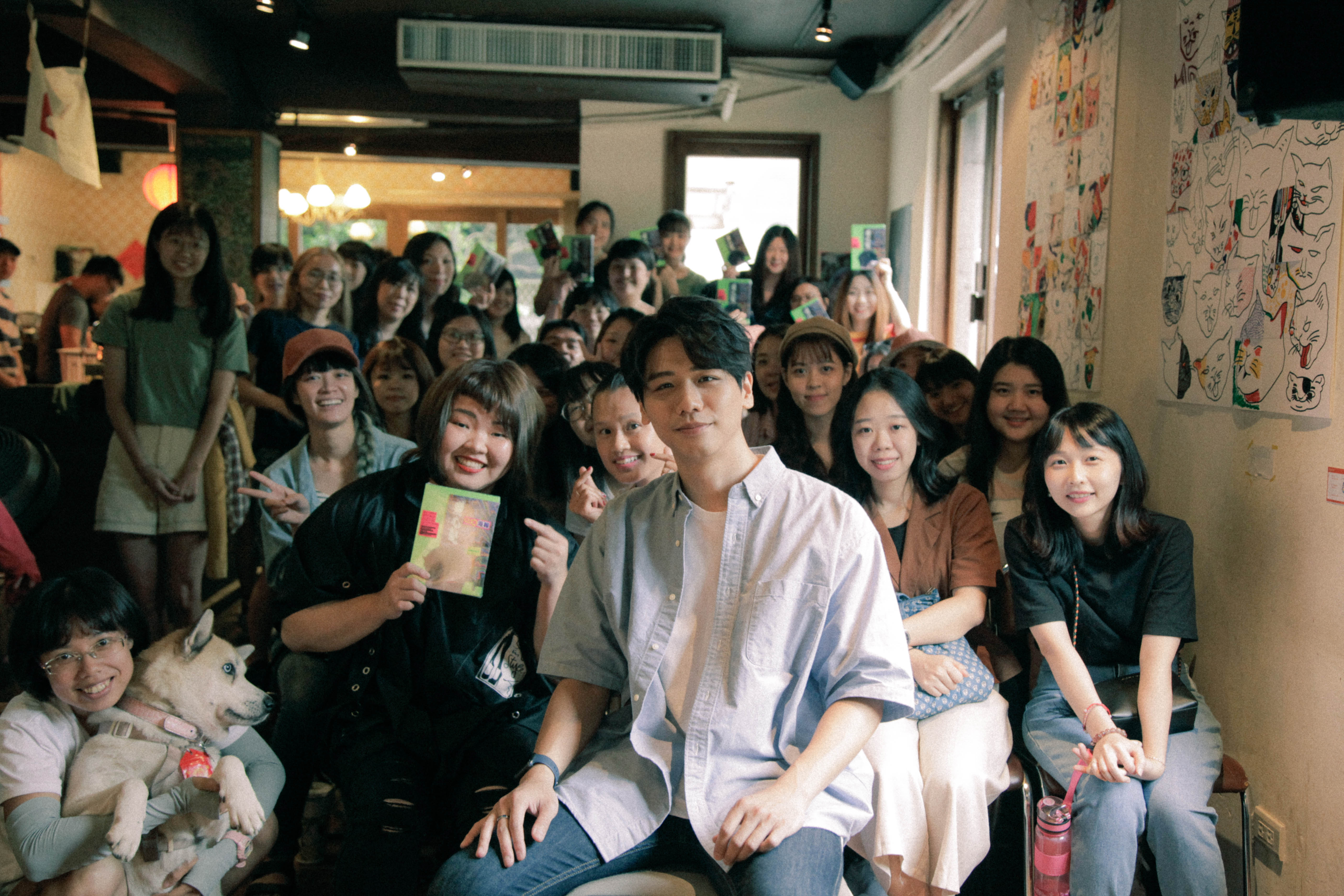 蔡旻佑以不插電演出一個小時，陪伴所有粉絲，演出門票所得全額捐至流浪動物花園協會。（何樂音樂提供）