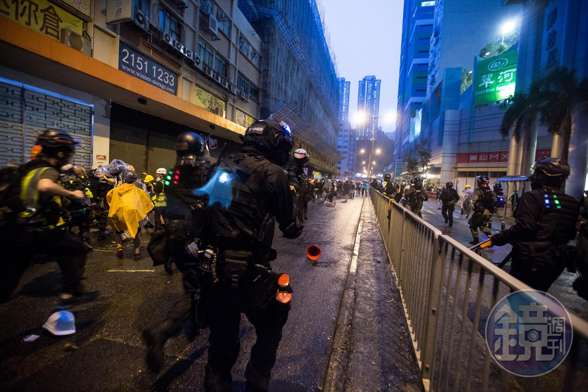 香港反送中示威者昨(25)日發起「荃葵青大遊行」,爆發警民衝突。