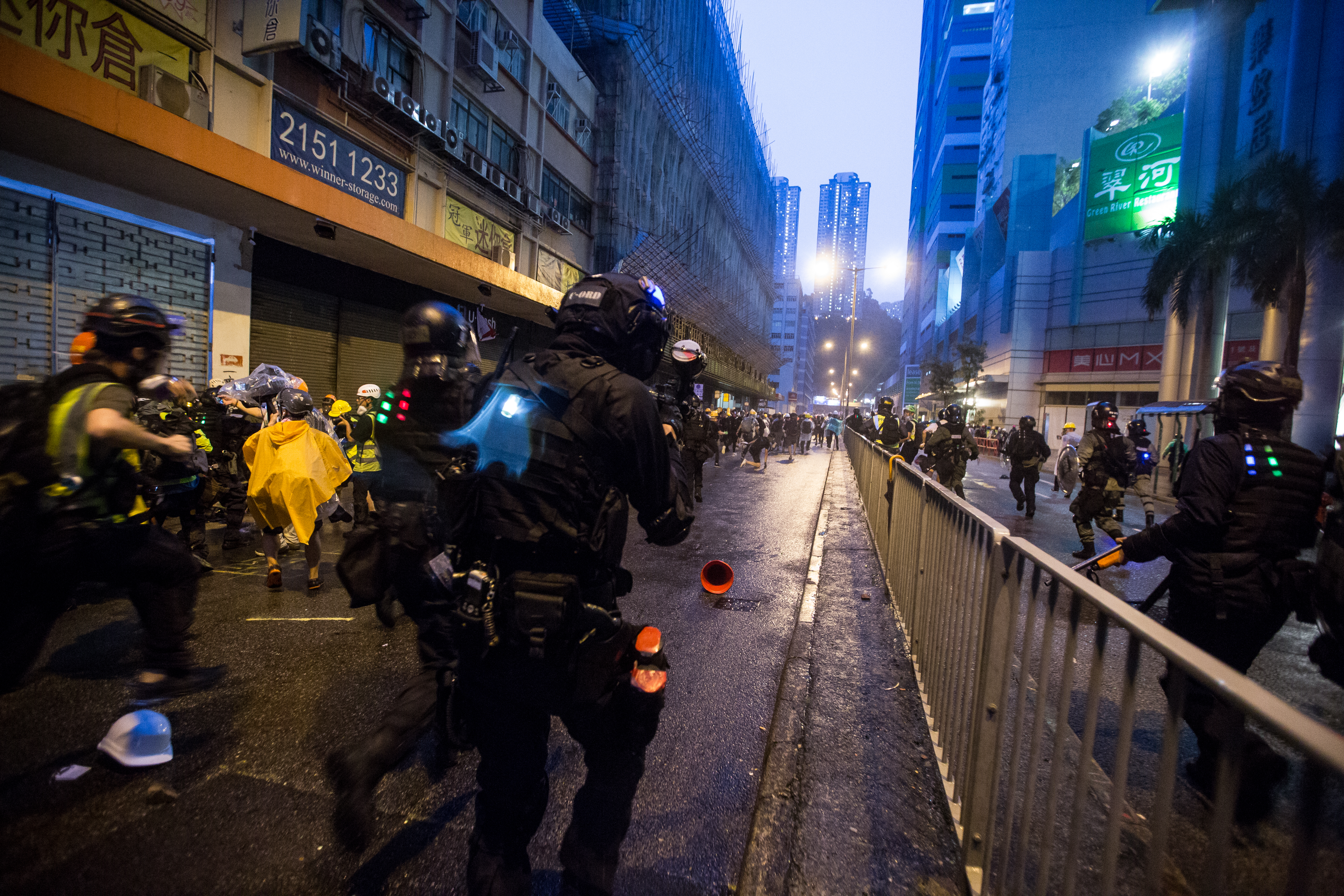 香港反送中示威者昨（25）日發起「荃葵青大遊行」，爆發警民衝突。