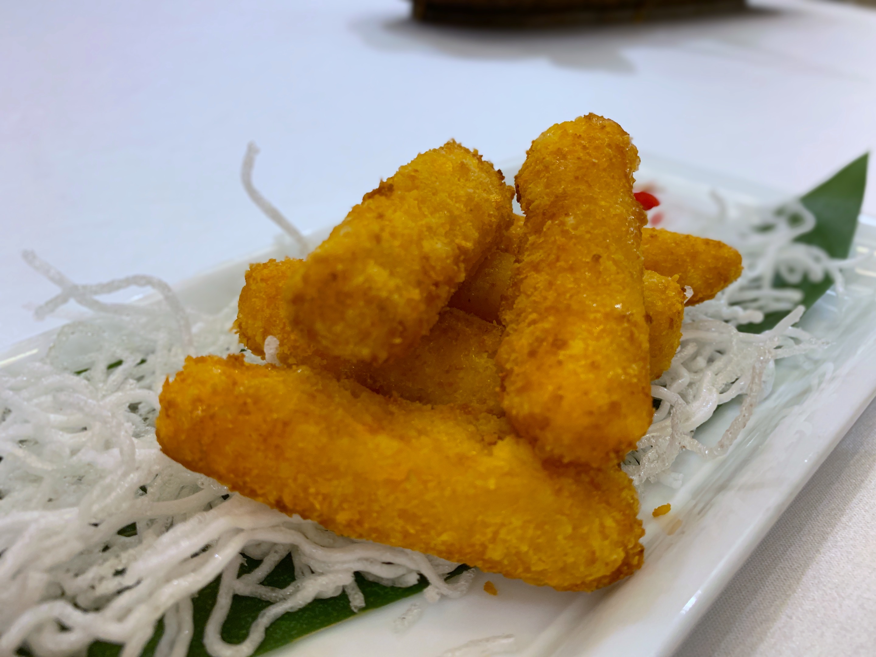 「金沙有機南瓜條」外酥內軟，南瓜餡吃得到鴨蛋黃的鹹香。（220元／份）