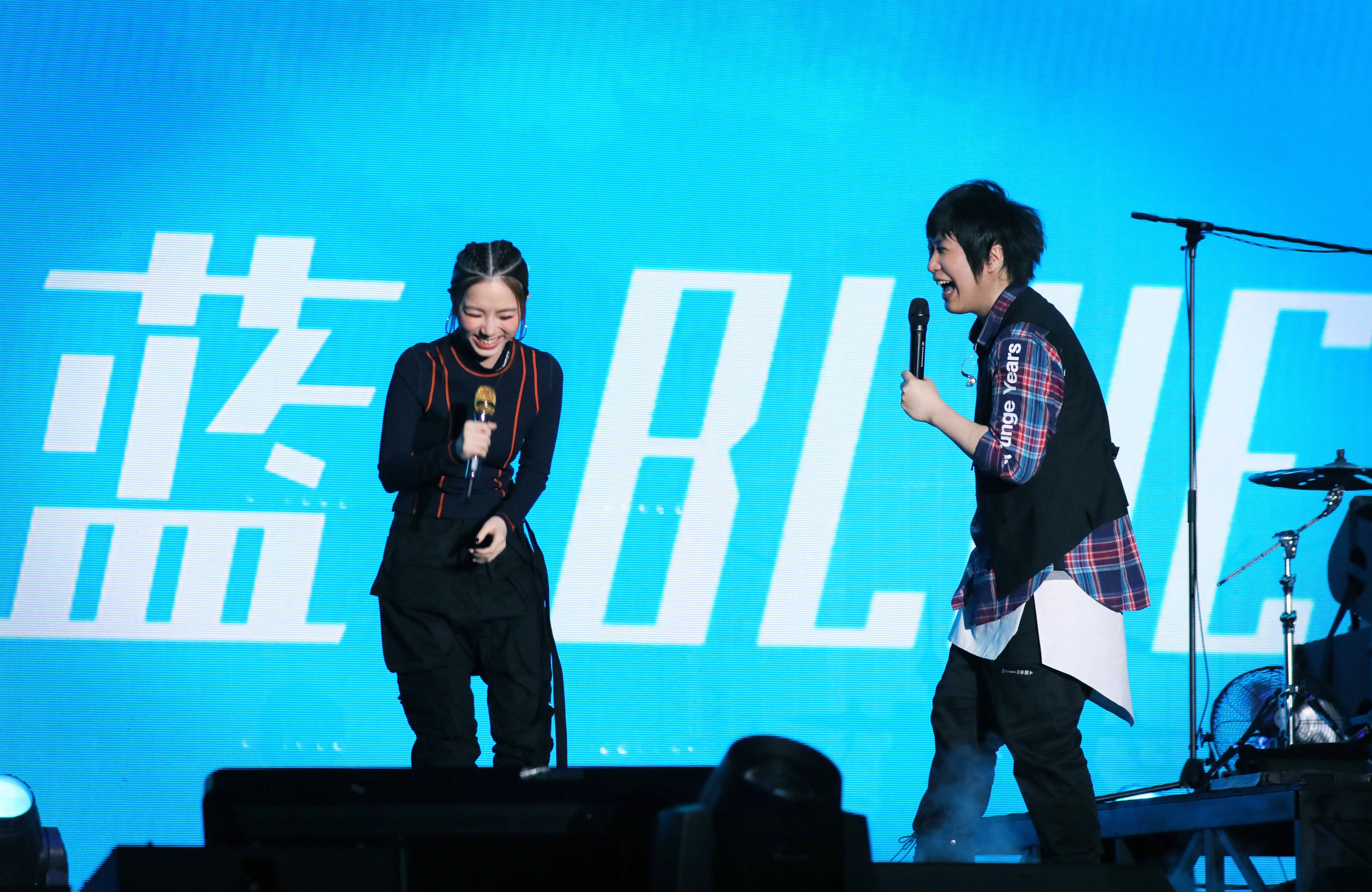 鄧紫棋配合愛說垃圾話的五月天，和阿信在台上說笑。（相信音樂提供）