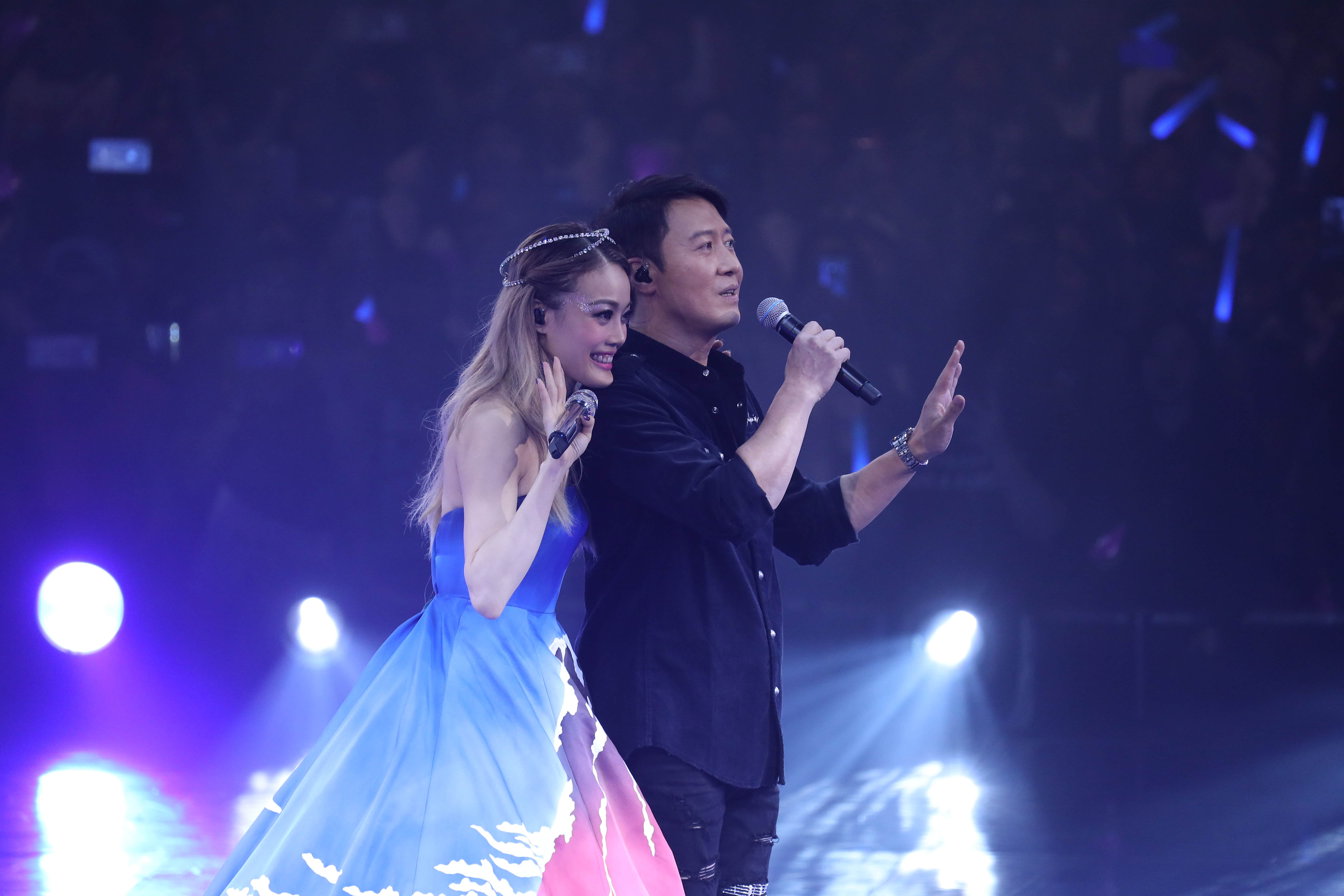 容祖兒提出擁抱、牽手的主意，卻遭黎明拒絕。（英皇娛樂提供）