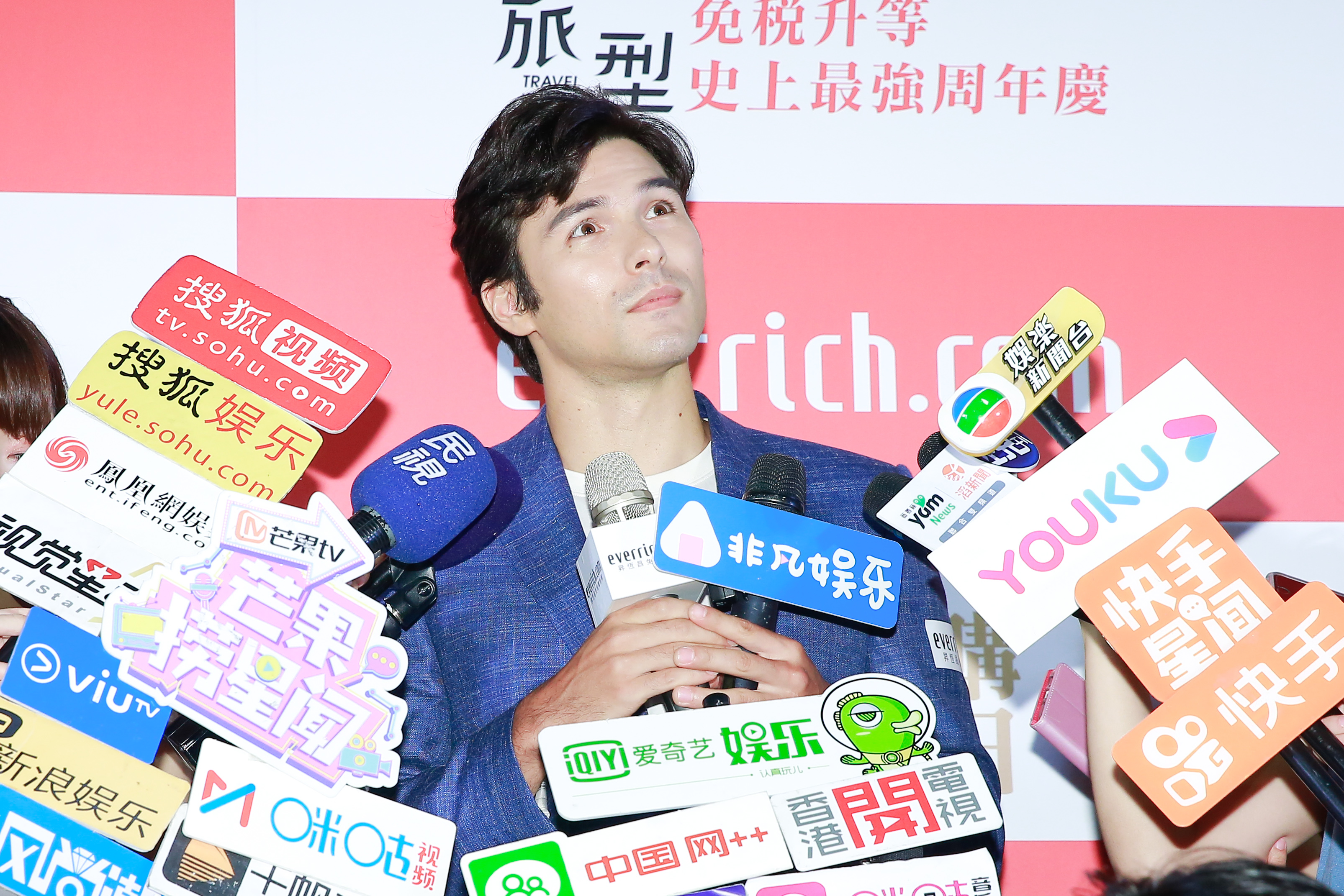 平常看起來很酷的鳳小岳透露自己其實很有喜劇天分,果然擺出呆萌表情時很到位,但還是很帥啦。