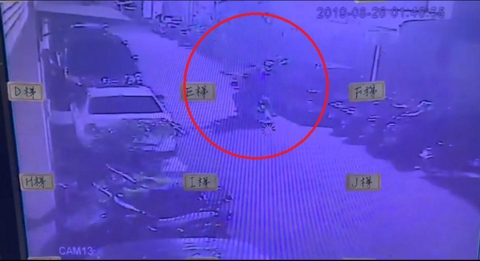 兩名歹徒26日共乘一部機車前往淡水民權路一處直播工作室前，持手槍連開5槍示警。（翻攝畫面）
