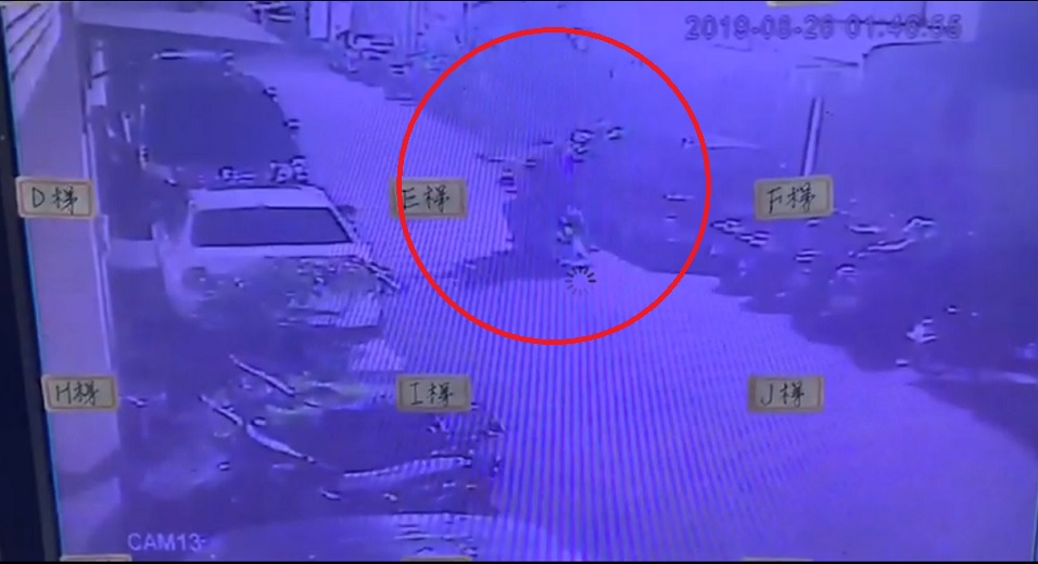 兩名歹徒26日共乘一部機車前往淡水民權路一處直播工作室前，持手槍連開5槍示警。（翻攝畫面）