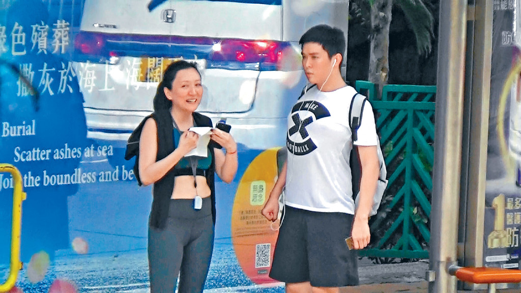 甄楚倩與兒子感情不錯，兩人不時有說有笑。（翻攝自頭條日報）