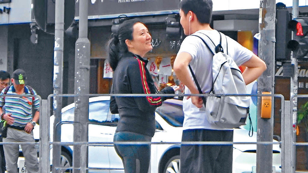 90年代影歌雙棲港星甄楚倩早前在中環與兒子逛街被野生捕獲，49歲的她身材保持得依然很健美。（翻攝自頭條日報）