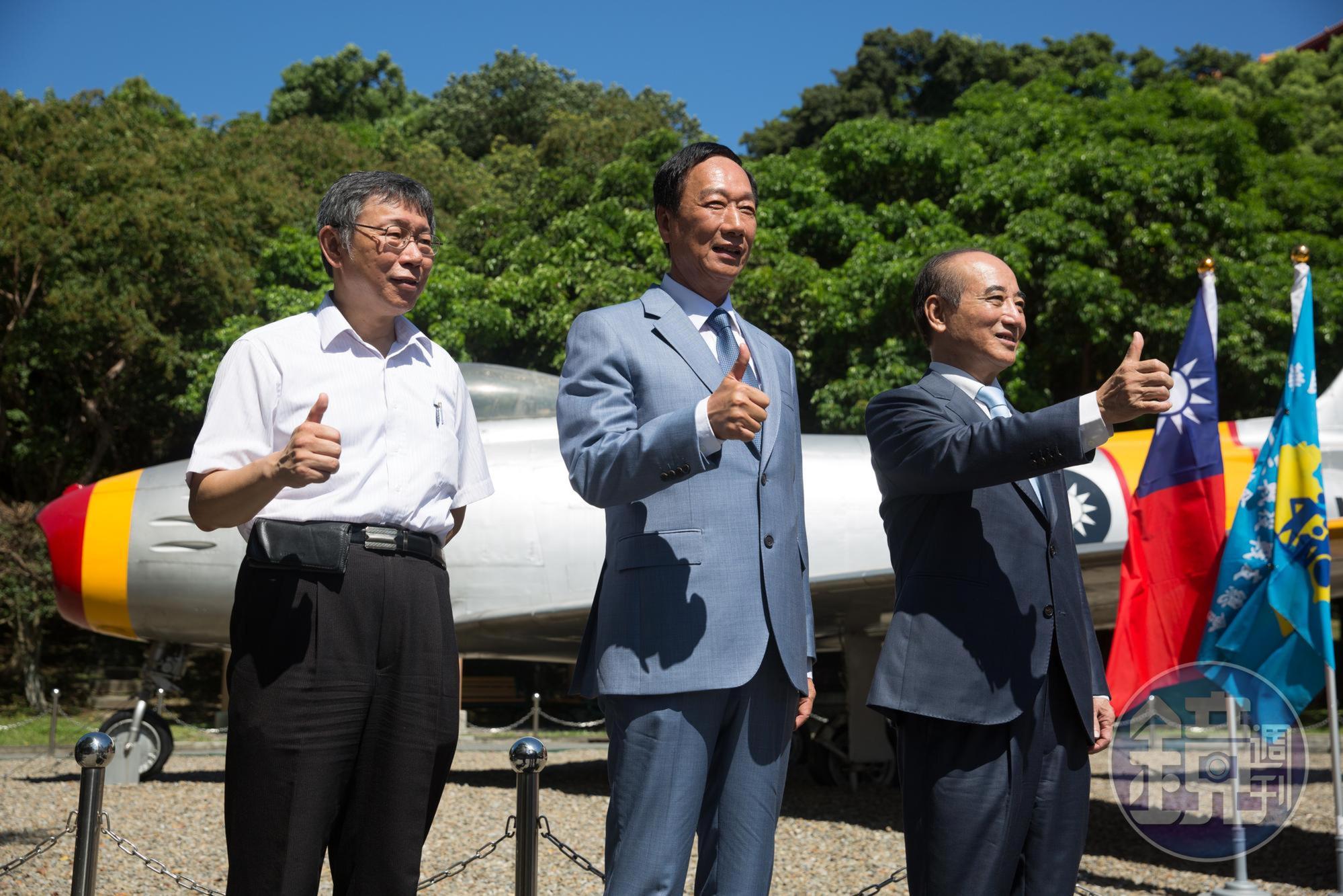 郭台銘(中)將無黨籍身分登記參選,正式向藍營攤牌。