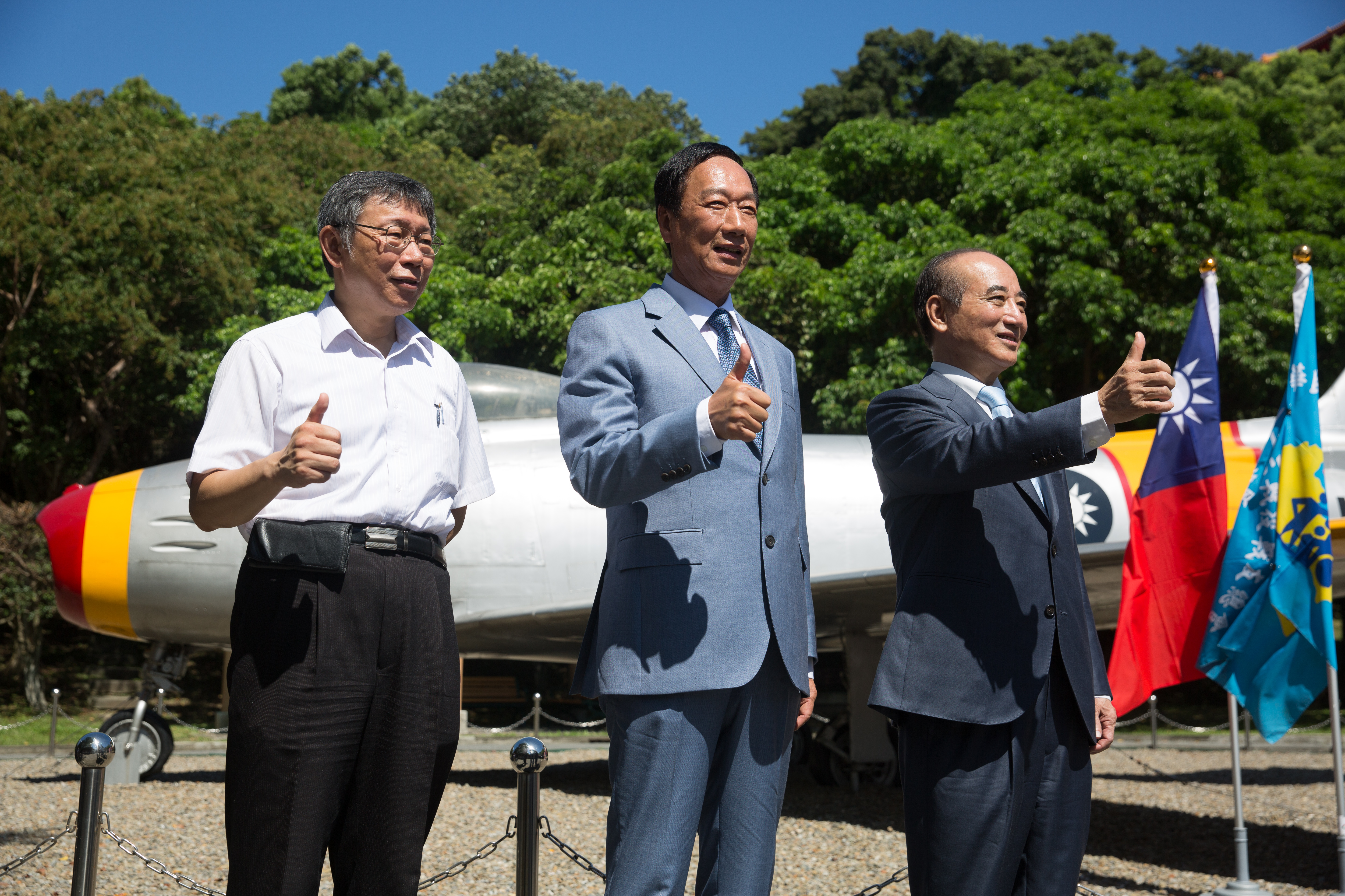 郭台銘（中）將無黨籍身分登記參選，正式向藍營攤牌。