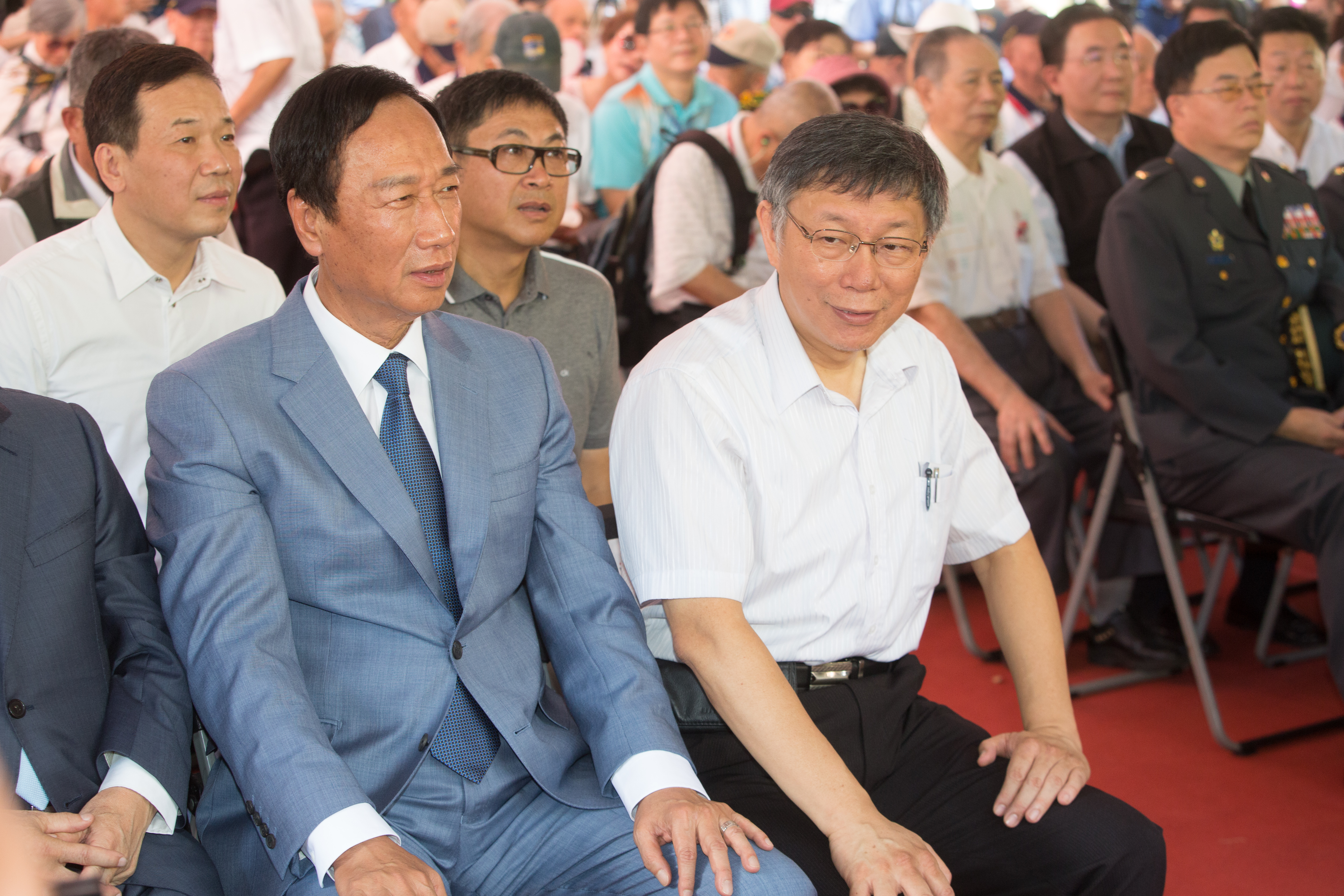 鴻海創辦人郭台銘上週出席八二三砲戰紀念音樂會，亮相時頭髮烏黑，皮膚緊緻看不到絲毫皺紋。