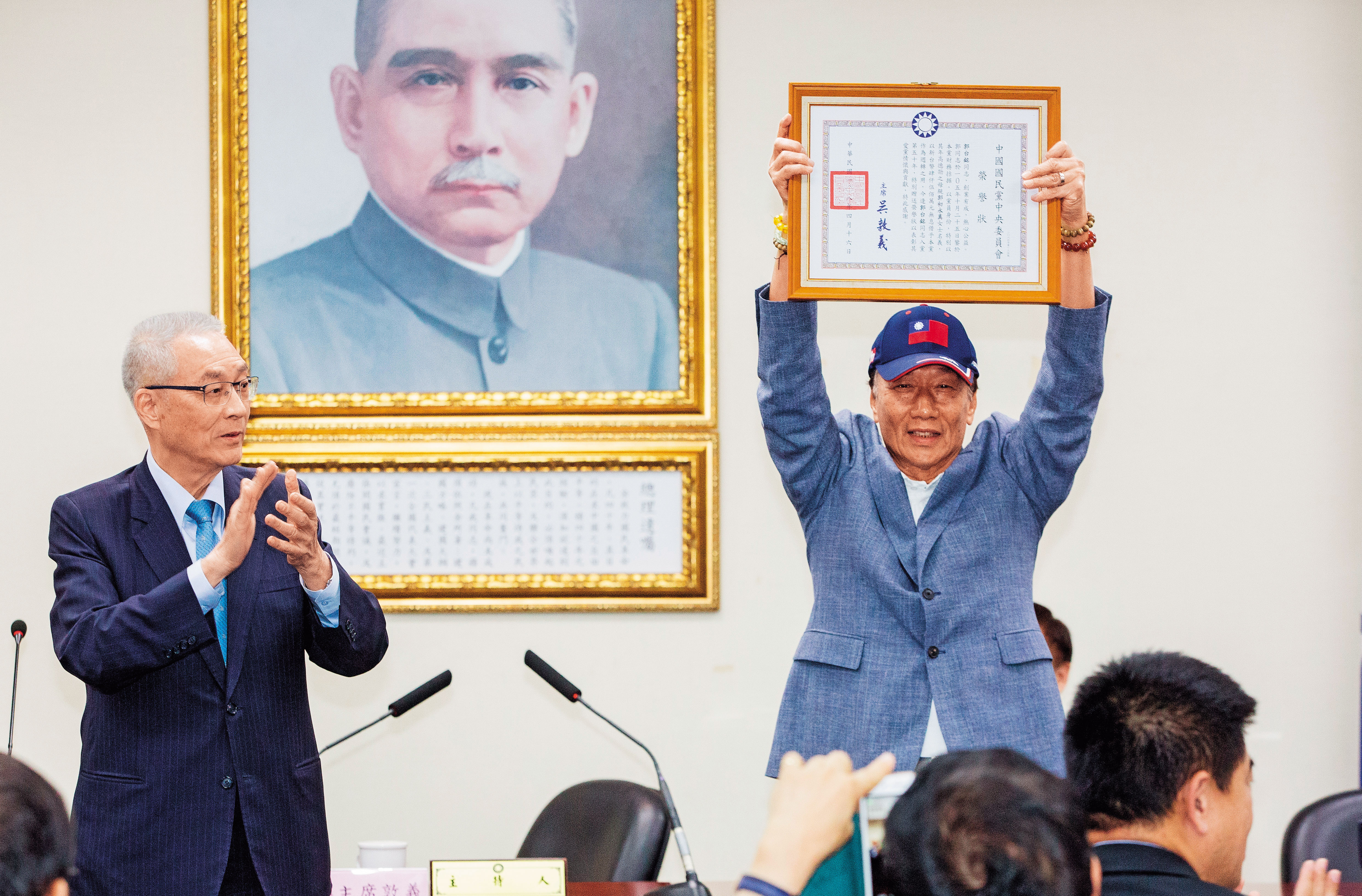 今年4月,郭台銘在國民黨中常會上接下榮譽狀時,曾誓言若初選不上,一定傾全力支持黨產生的候選人。