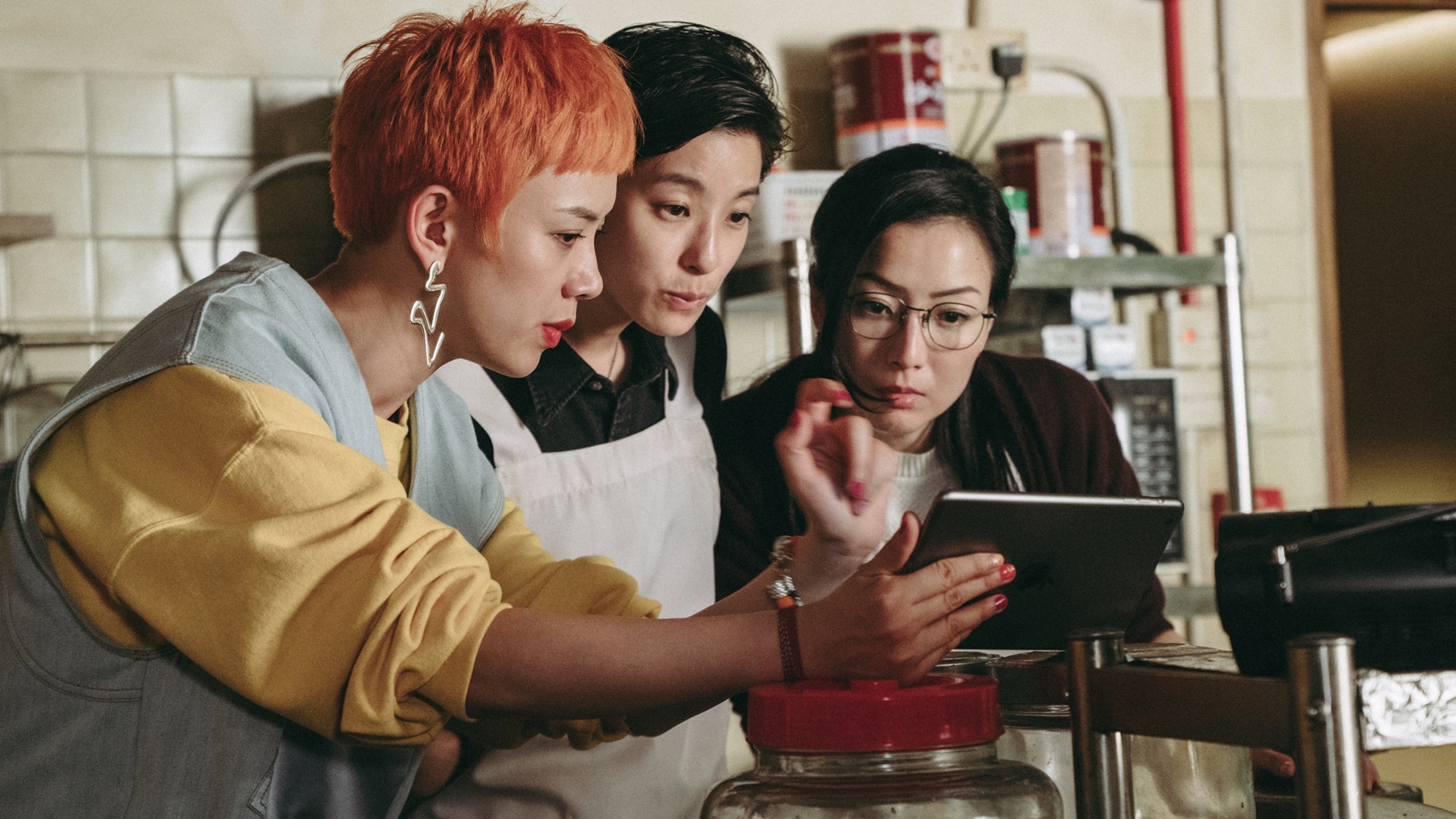 鄭秀文、賴雅妍、李曉峰三人演出來自兩岸三地的同父異母姐妹，共同為了父親遺留下的火鍋店努力找回湯底的老味道。（華映提供）