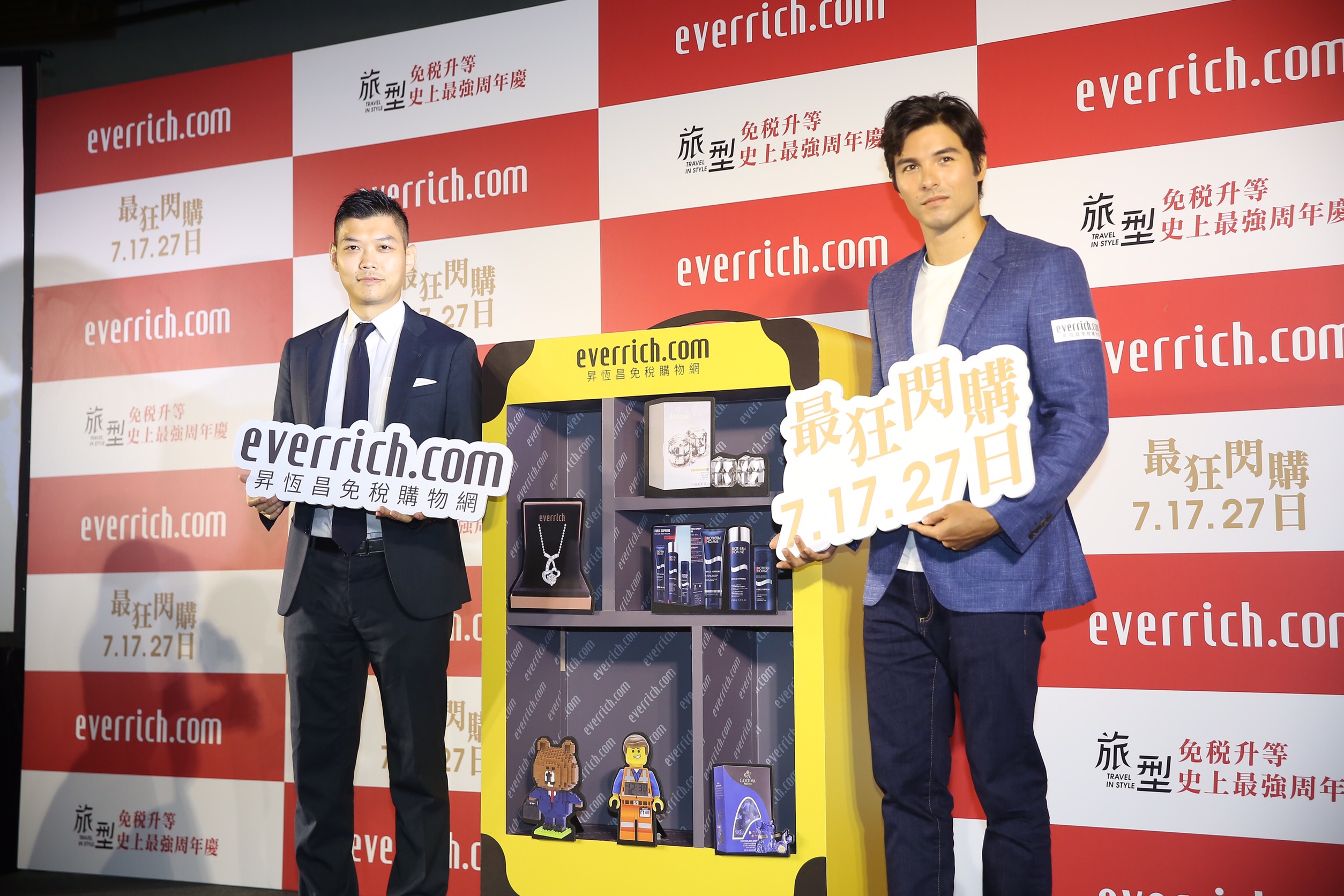 昇恆昌總經理江建廷（左）找來藝人鳳小岳站台，宣傳免稅購物網週年慶優惠。