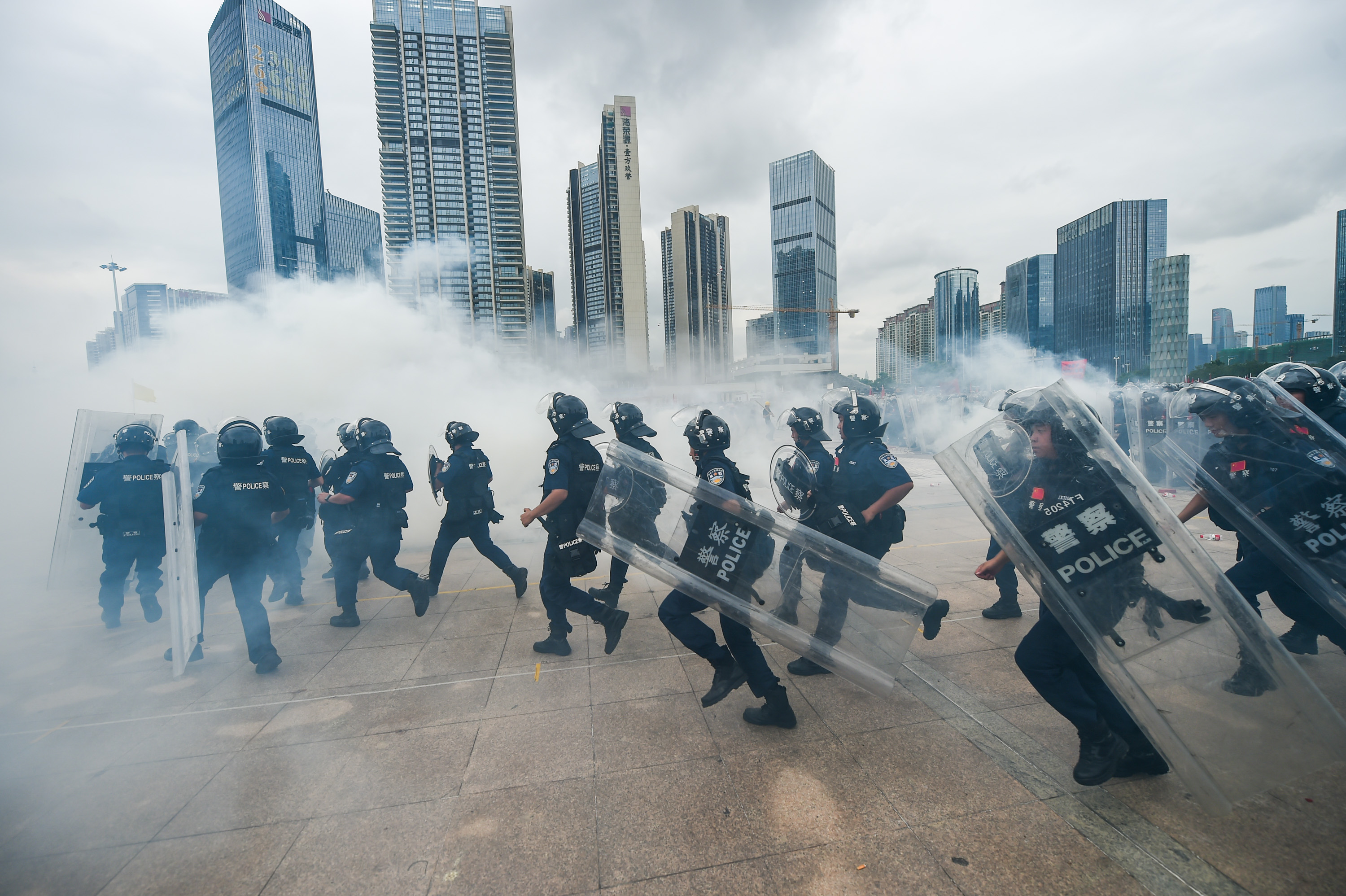 2019年8月6日，集結1.2萬警力在香港一橋之隔的深圳舉行的「深圳亮劍」演習。（東方IC）