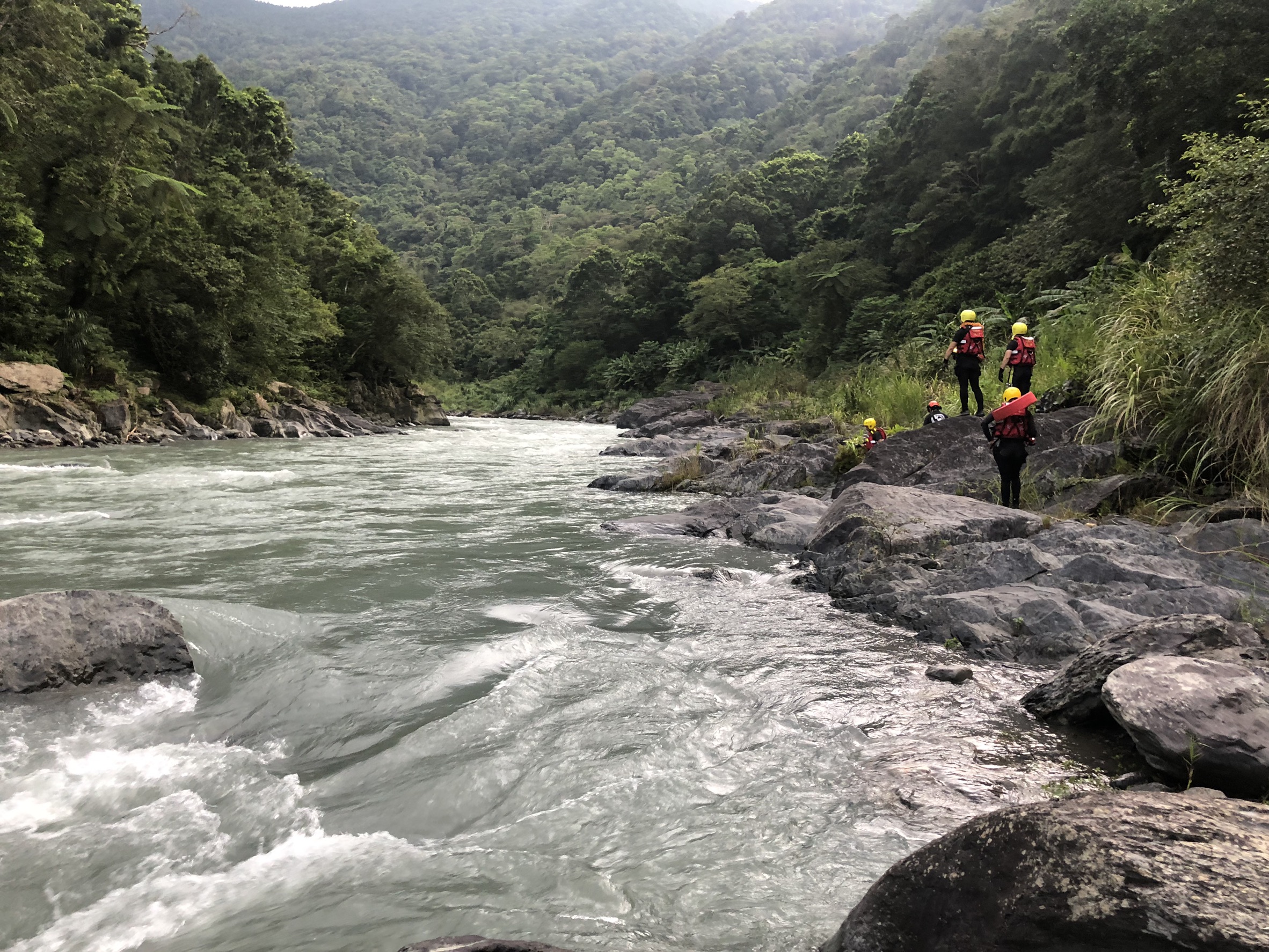 6歲男童跟父親到新店烏來福山1號橋下去釣魚，卻發生失蹤意外，警消全力搜救中。（翻攝畫面）
