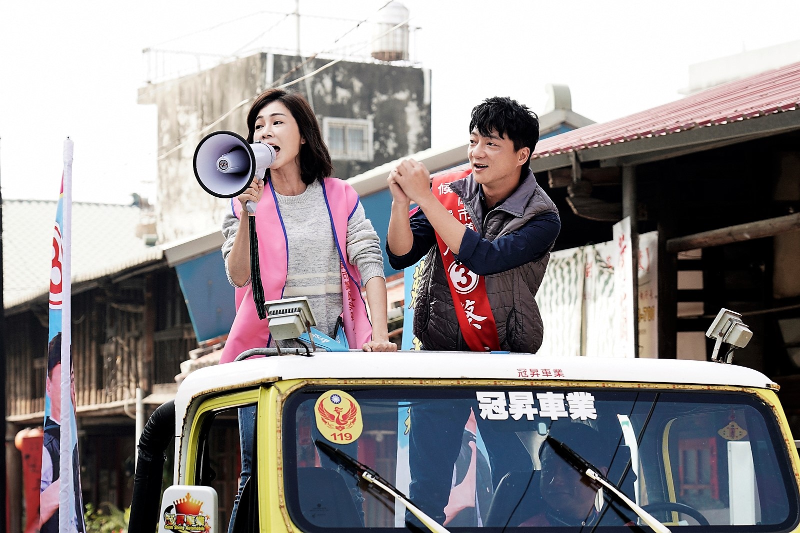 謝盈萱（左）用大聲公對劇中父親陳竹昇大唱「對你愛不完」，笑翻觀眾。（華視提供）