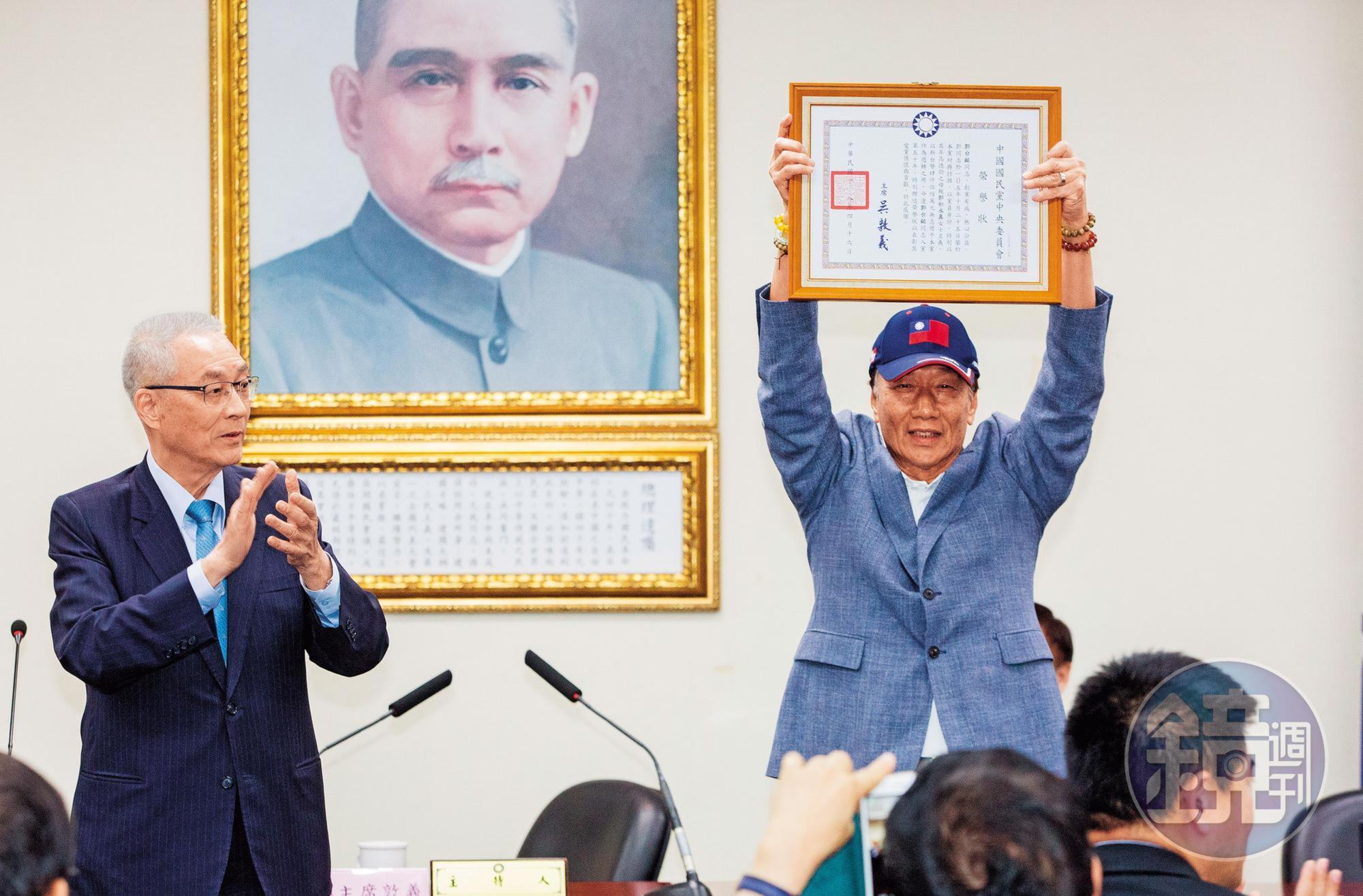 今年4月,曾在國民黨中常會接下榮譽狀,並宣布參加初選的郭台銘,如今參選總統態勢已定,令國民黨陷分裂危機。