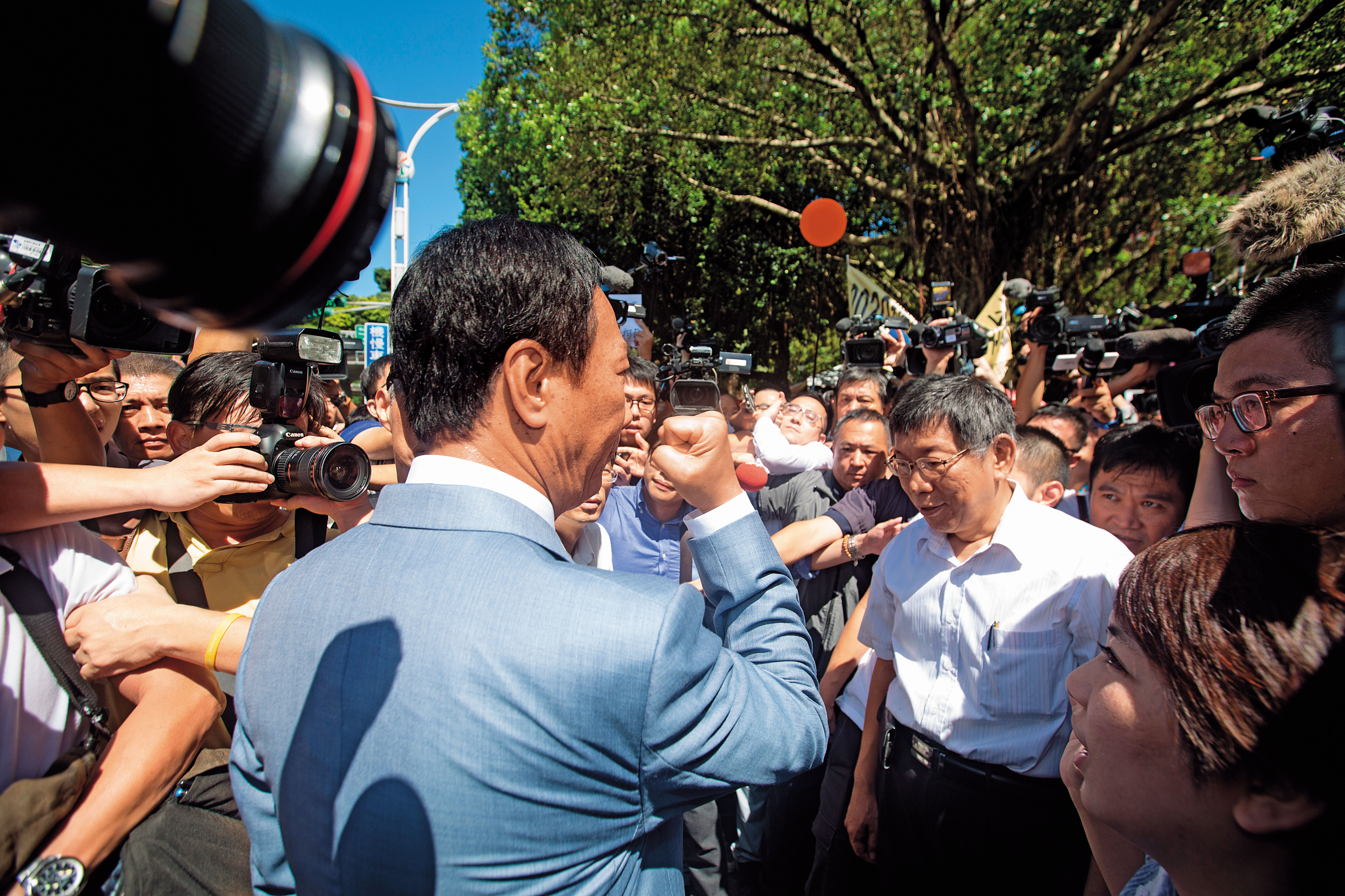 郭台銘將主導三方結盟方向，目前已初步規劃人力布局，柯、王2陣營都有核心幕僚進駐團隊。