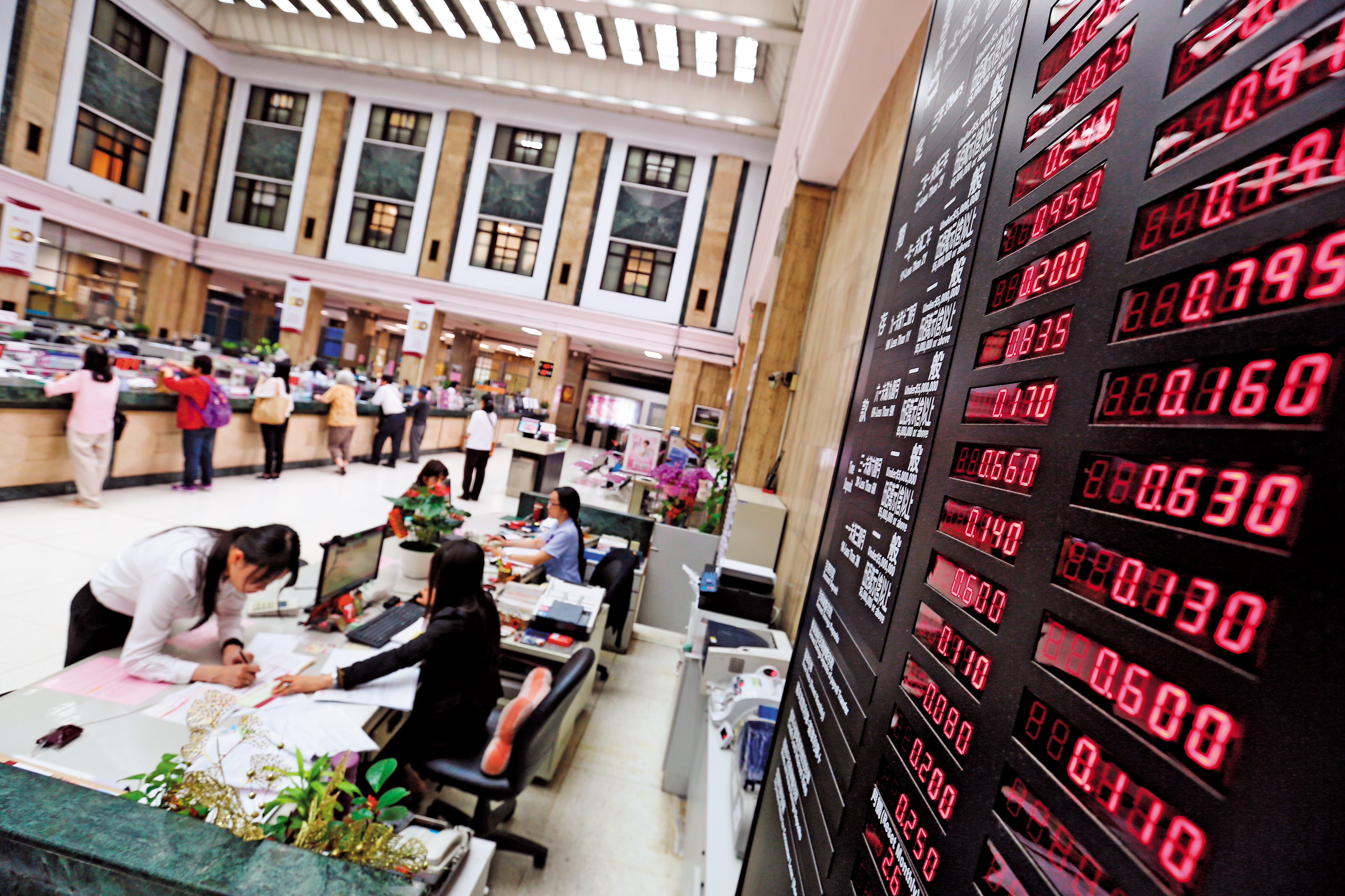 台灣的定存利率很早就跌到1％左右，等到明年元月選舉過後，或許我們也很快就會看到零利率、負利率了。