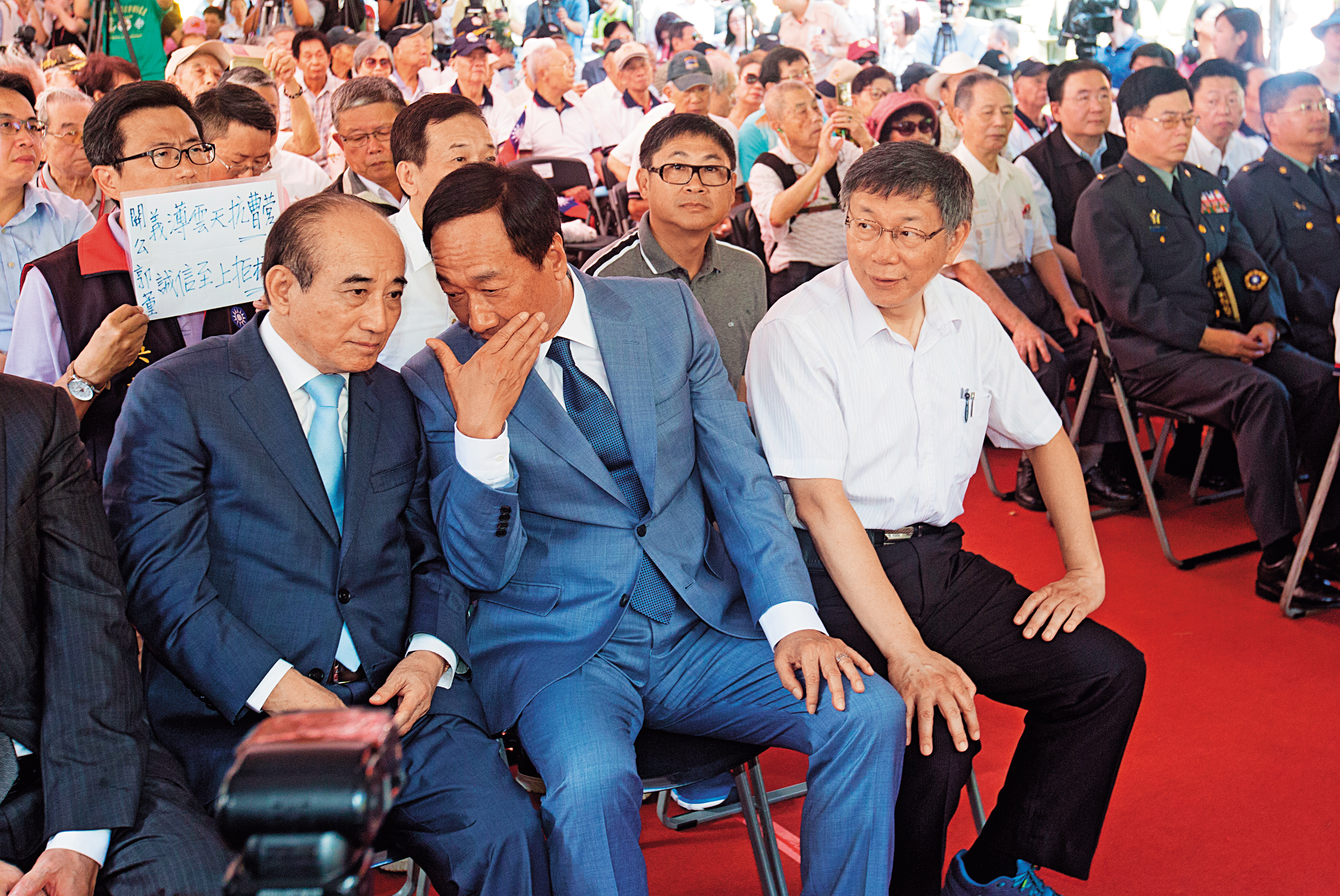 柯文哲（前排右起）、郭台銘、王金平結盟之事，鬧了一個多月，3人趁著823砲戰紀念活動，總算見了面。