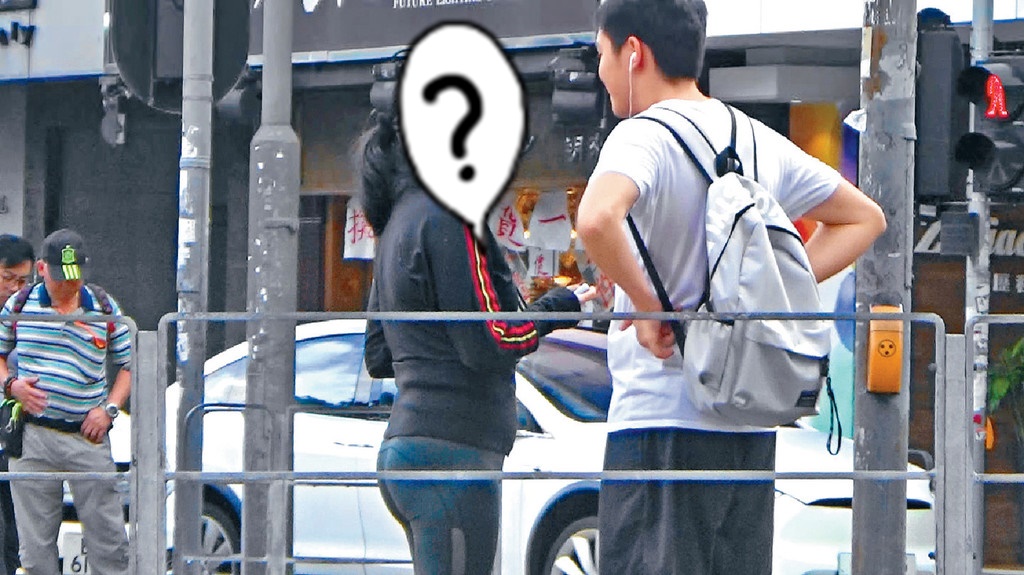 90年代影歌雙棲港星甄楚倩早前在中環與兒子逛街被野生捕獲，49歲的她身材保持得依然很健美。（翻攝自頭條日報）