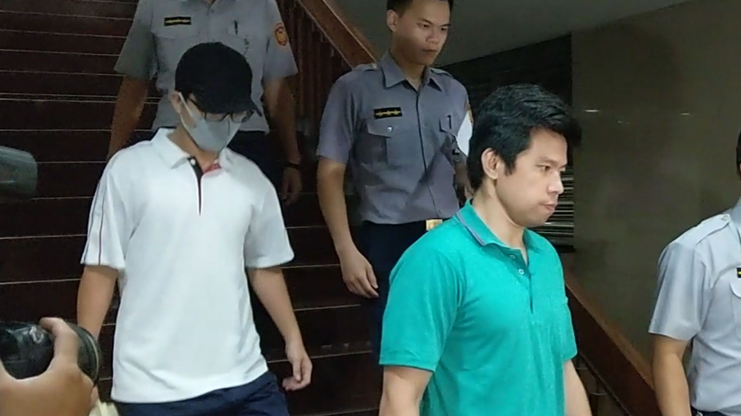 國安局私菸案遭收押的少校吳宗憲（右綠衣）、張恒嘉（左白衣）遭起訴後，今晚獲100萬交保。