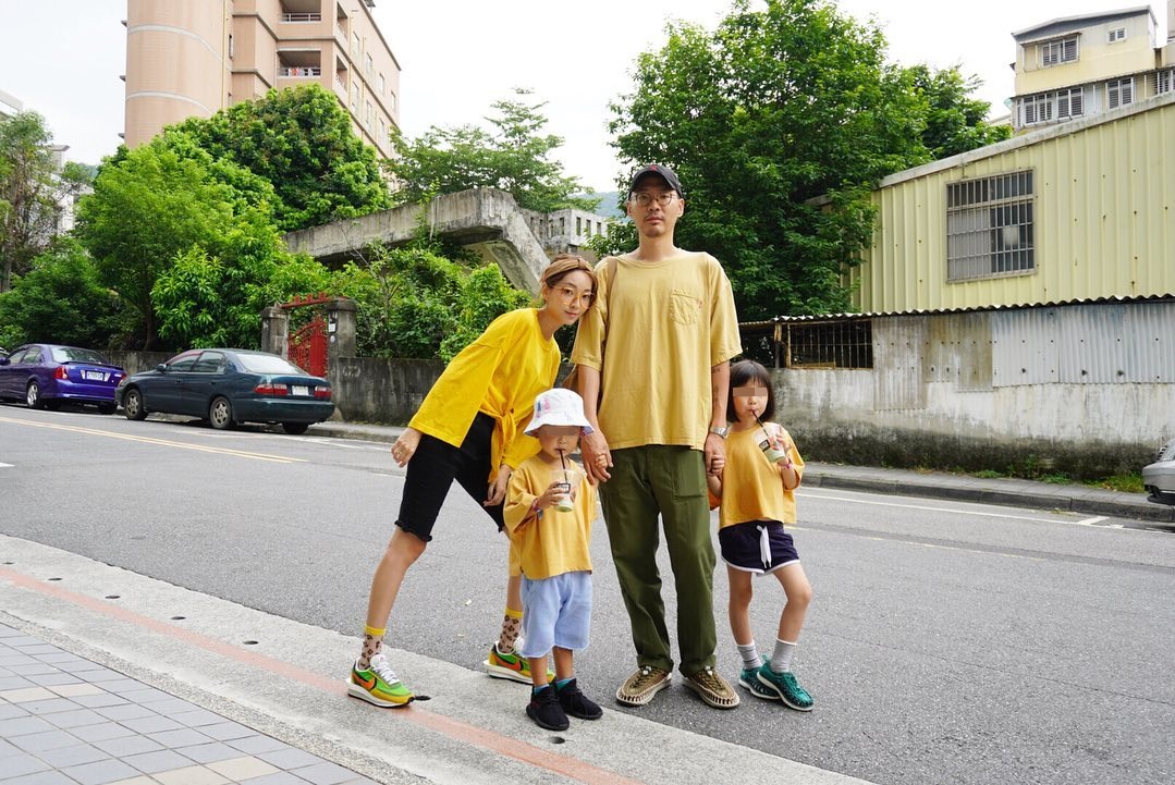  翁馨儀與張少懷婚後育有一男一女，經常把全家的時尚穿搭照放上臉書。（翻攝自翁馨儀臉書）