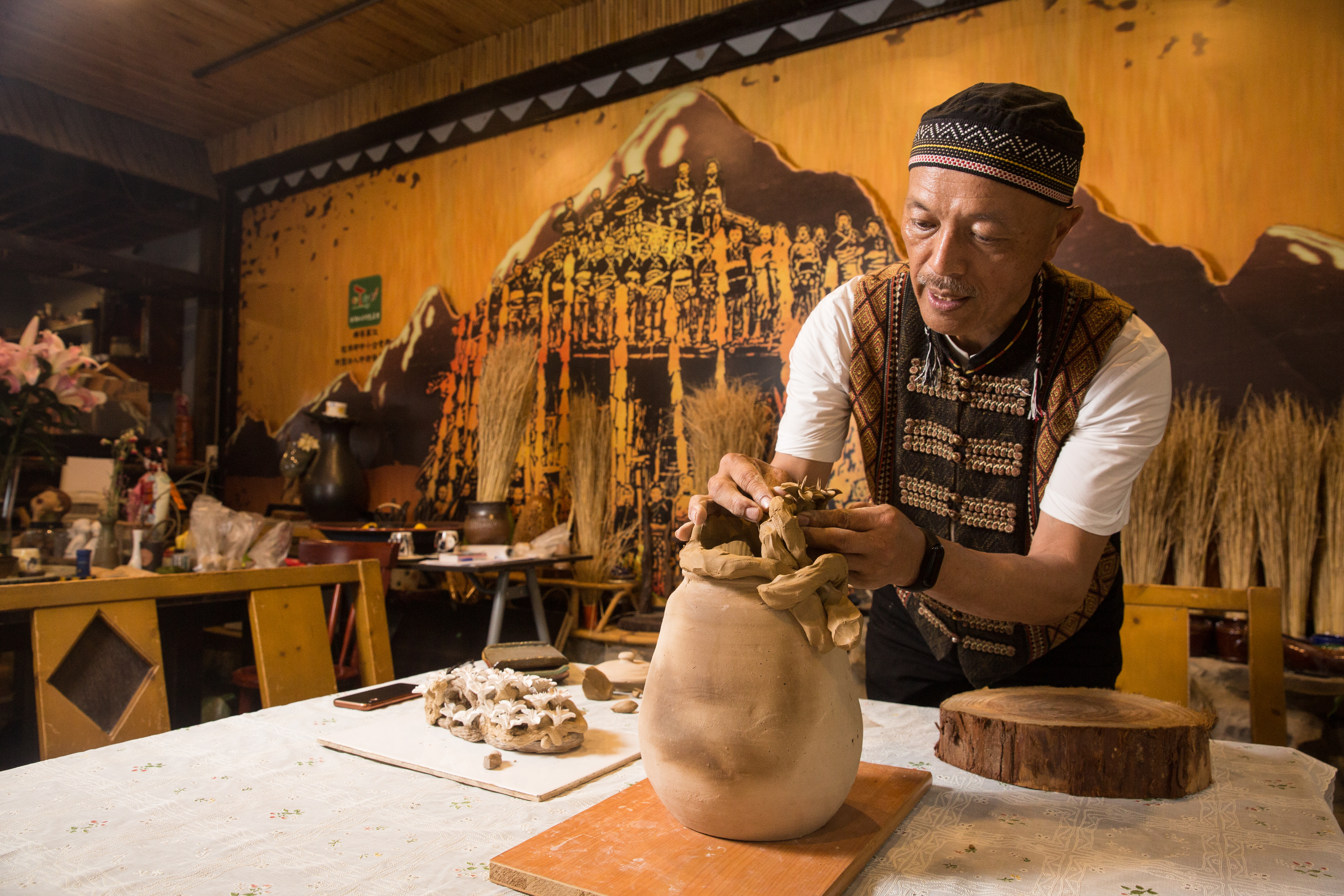 南賢天專科畢業後，加入二哥的陶瓷貿易公司，曾被派駐日本名古屋，開啟一段異地生活體驗。