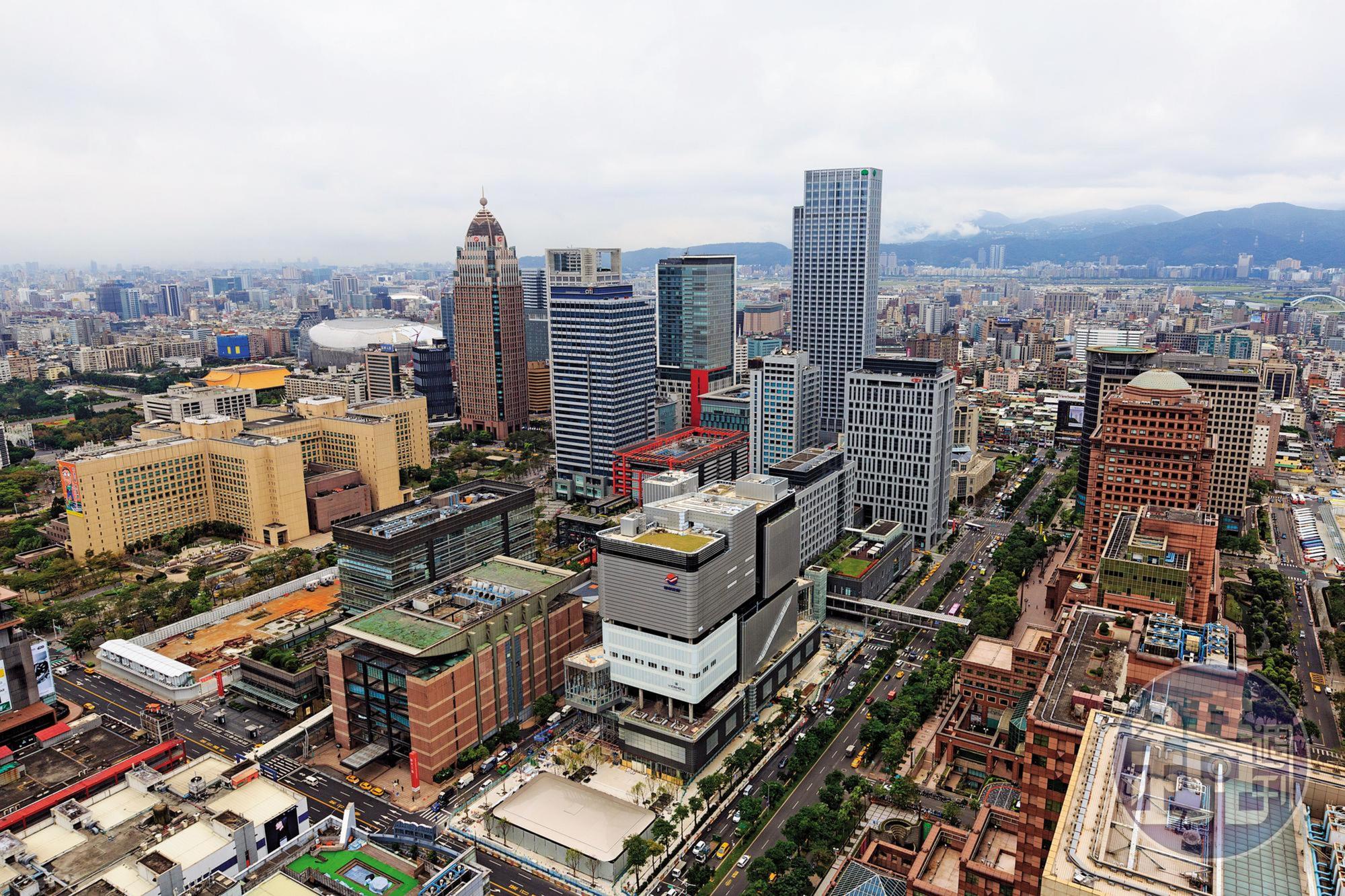 20190827fin010台北市信義計畫區方圓半公里內，就擠進十多家百貨。