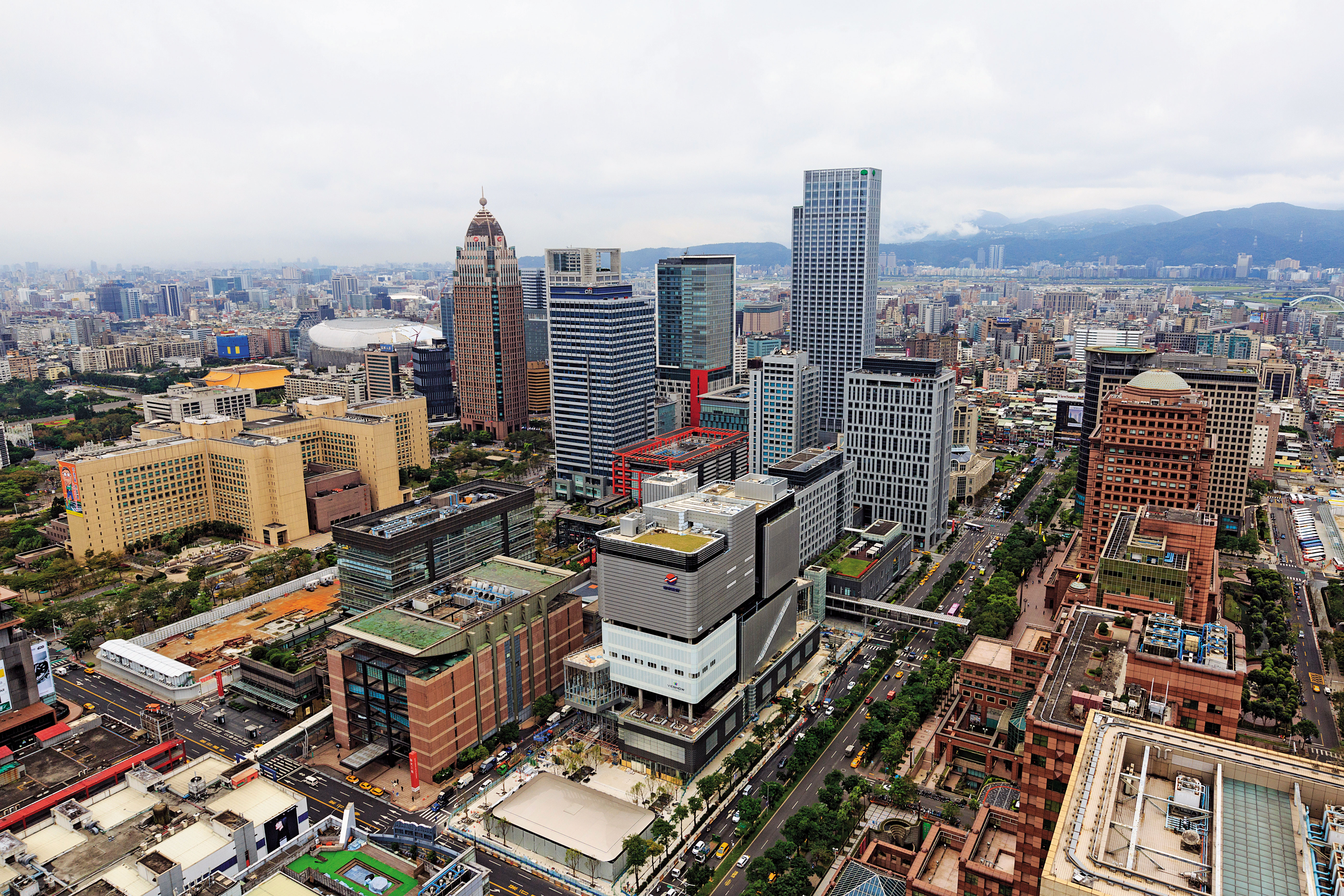 20190827fin010台北市信義計畫區方圓半公里內，就擠進十多家百貨。