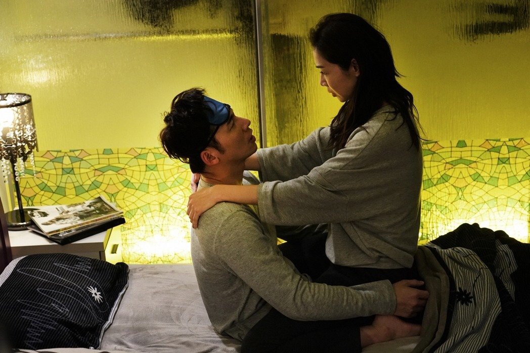 溫昇豪在《俗女養成記》與謝盈萱飾演同居4年的情侶，在床上已是老夫老妻的狀態。（華視提供）