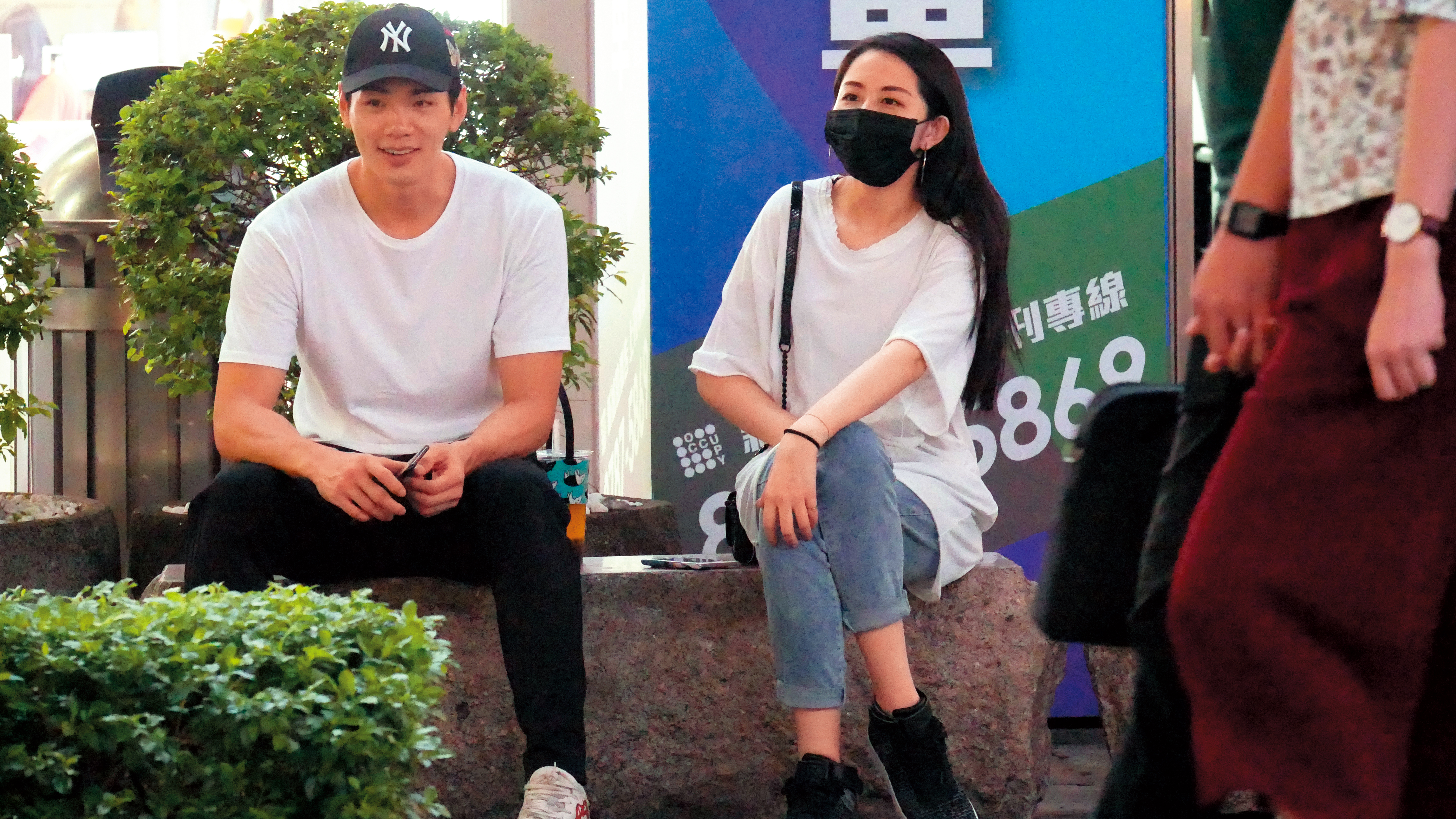 本刊曾在5月，直擊禾浩辰與吳品潔在信義威秀中庭約會聊天。