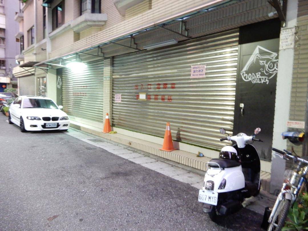 鄭姓犯嫌載馮姓主嫌到淡水民權路黃姓直播主工作室外開槍示威。（翻攝畫面）