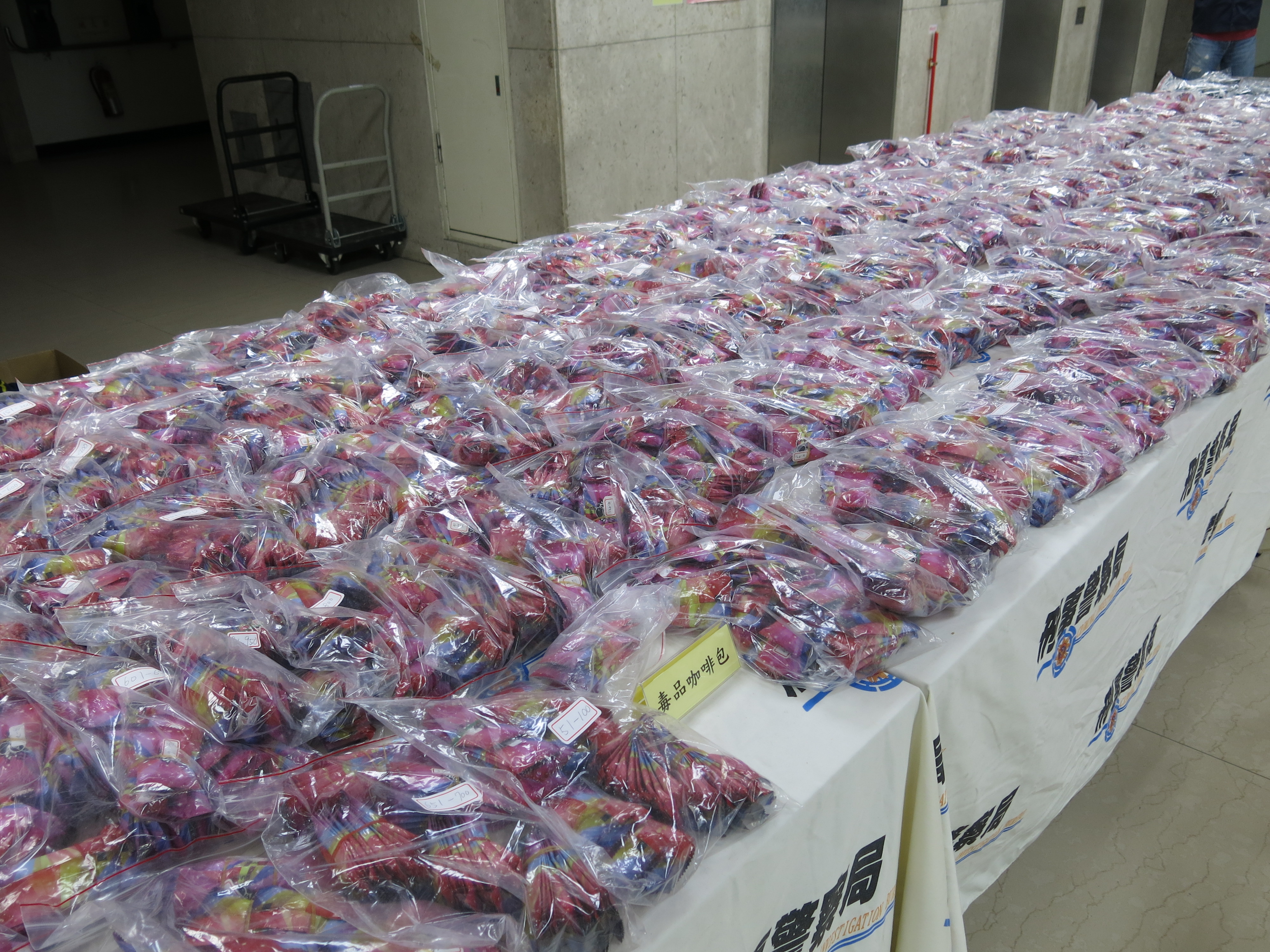 警方查扣上萬包毒咖啡包。（刑事局提供）