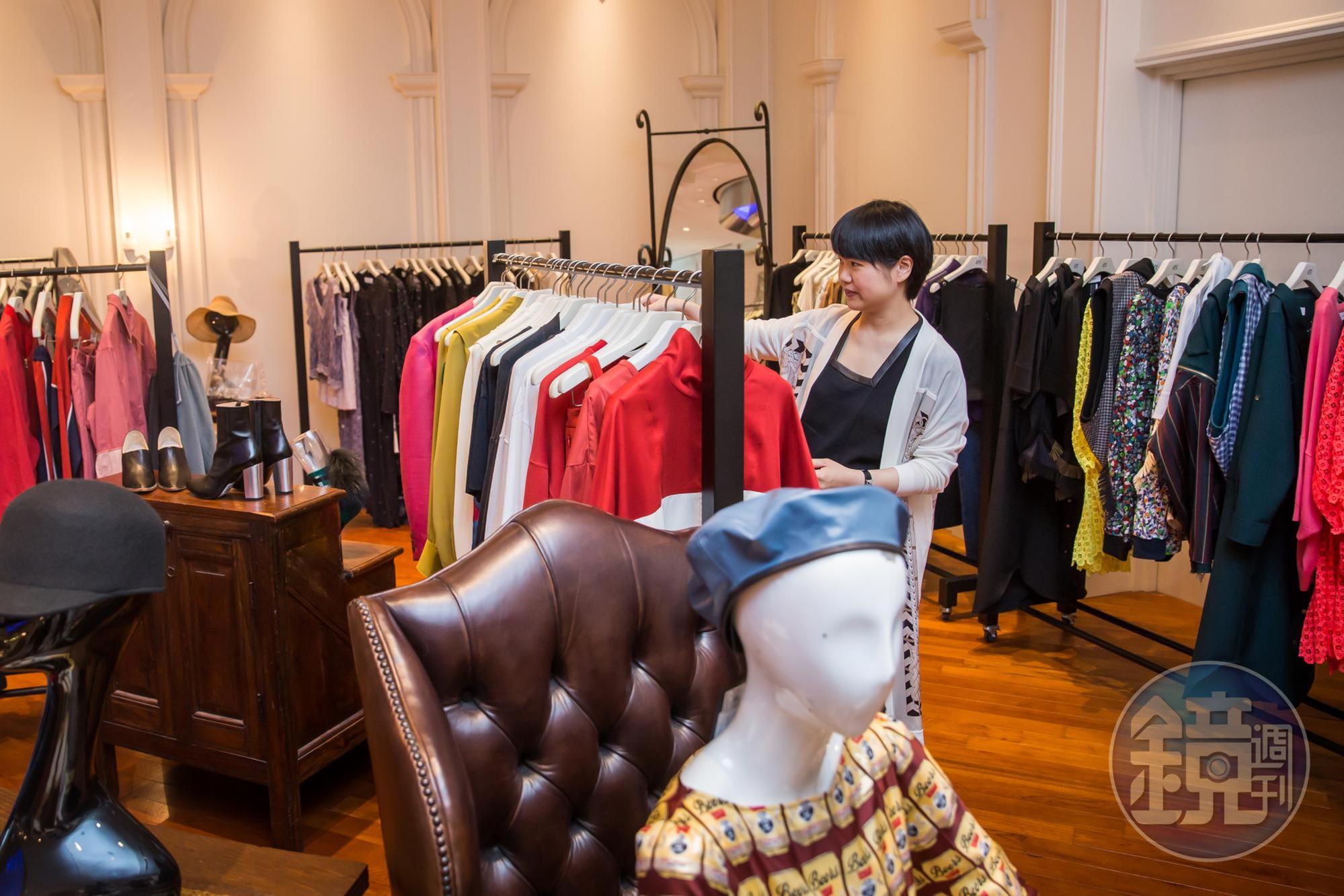 梁佳敏細心介紹自有服裝品牌「03」，透露裡面集結許多日本時下人氣潮牌。
