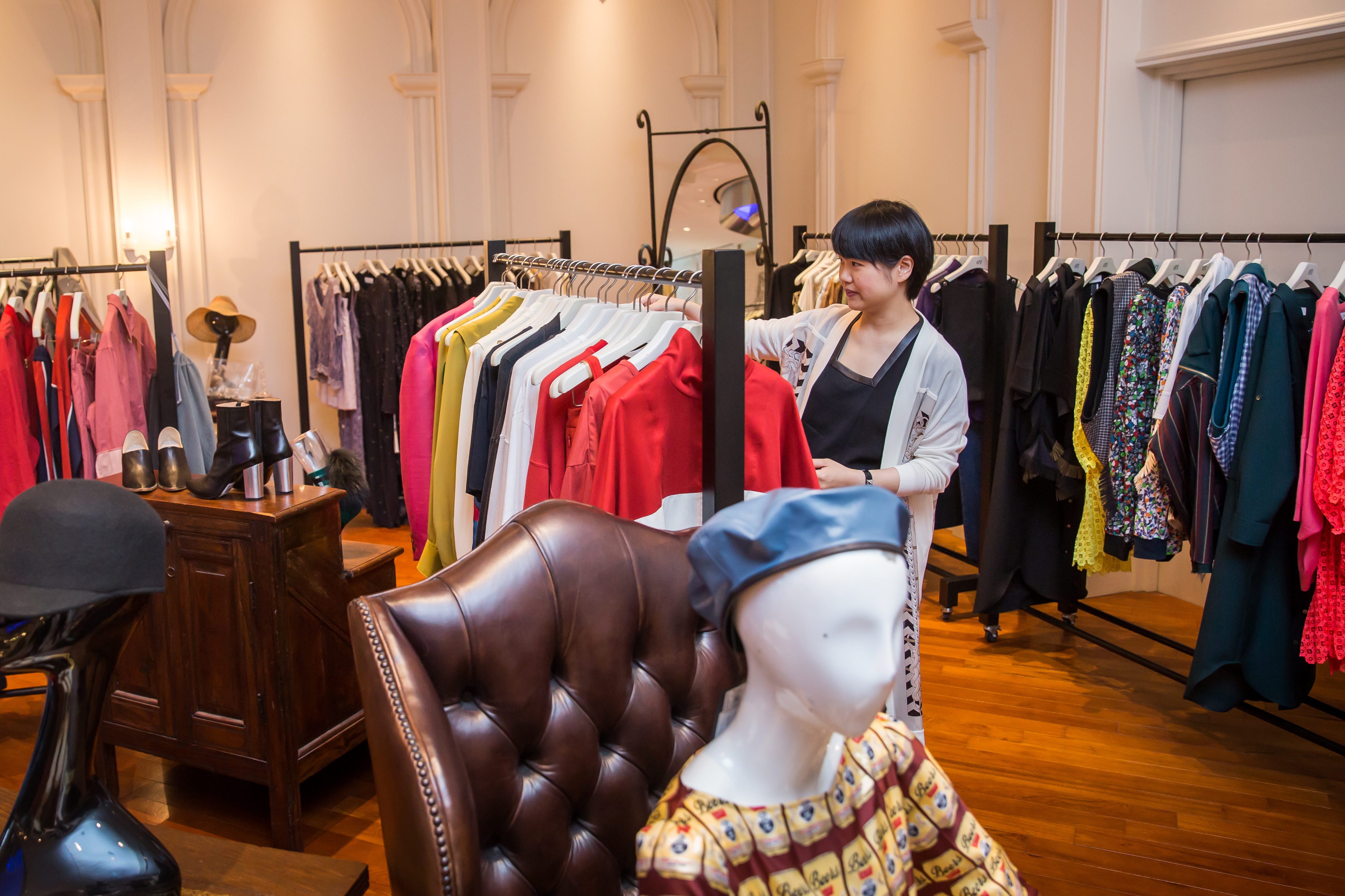 梁佳敏細心介紹自有服裝品牌「03」,透露裡面集結許多日本時下人氣潮牌。