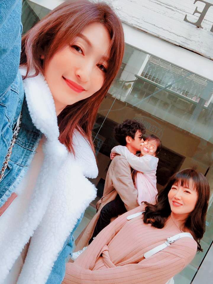 謝忻(右)曾被傳是Grace(左)閨密,但如今Grace氣到希望謝忻人間蒸發。(翻攝自Out of Control媽咪Grace)